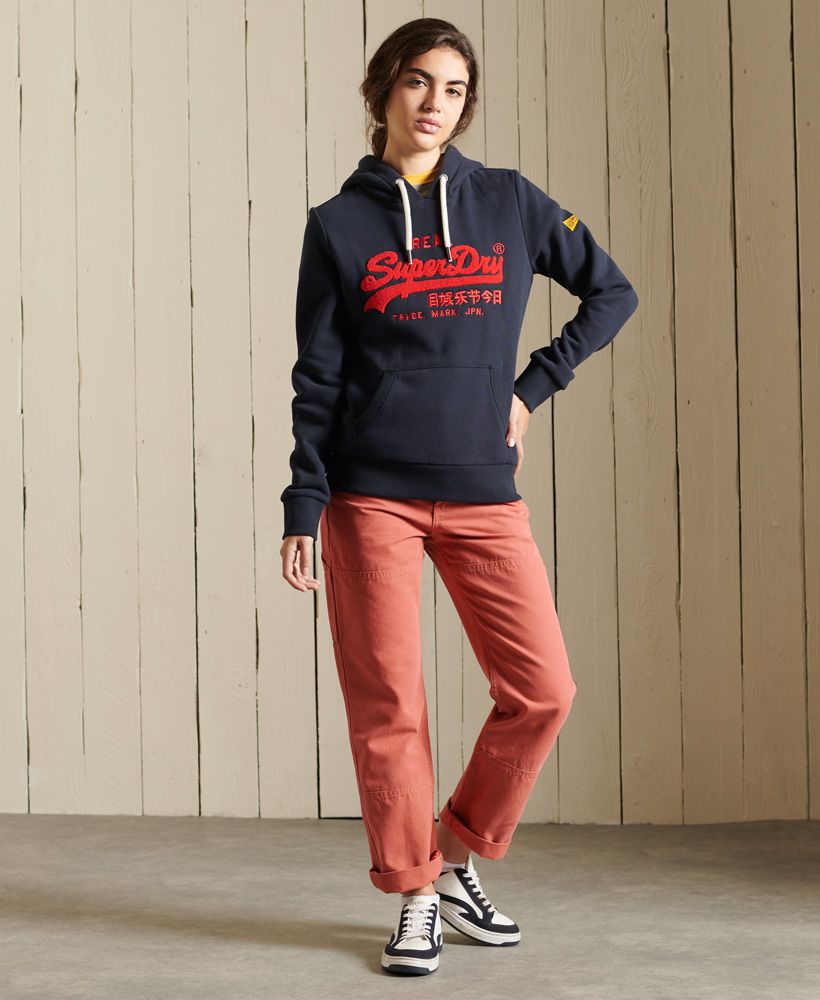 Inspired by Americana style, our Vintage Logo Chenille Hoodie will bring you those authentic vibes you need to mix up your wardrobe.Relaxed fit – the classic Superdry fit. Not too slim, not too loose, just right. Go for your normal size.Drawstring hoodChenille LogoEmbroidered letteringLarge front pocketRibbed cuffs and hemBrushed liningSignature Superdry logo patch