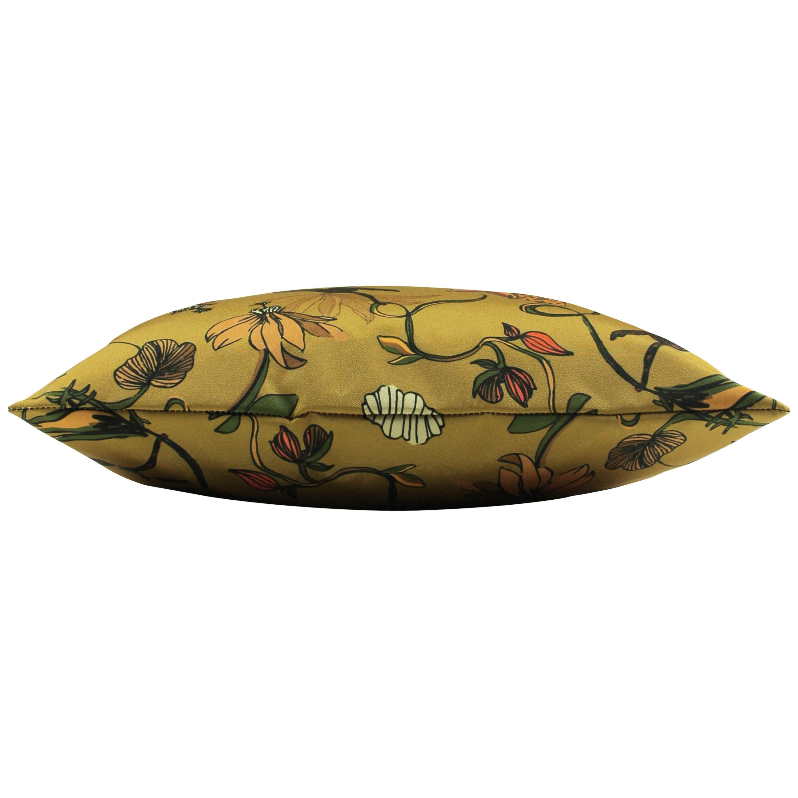 Add drama to your garden with a striking botanical themed cushion. This cushion captures a variety of tropical leaves and flowers in their bright and rich colours. With the main focal point being poised leopards and monkeys, this cushion is a beautiful addition to any outdoor space.