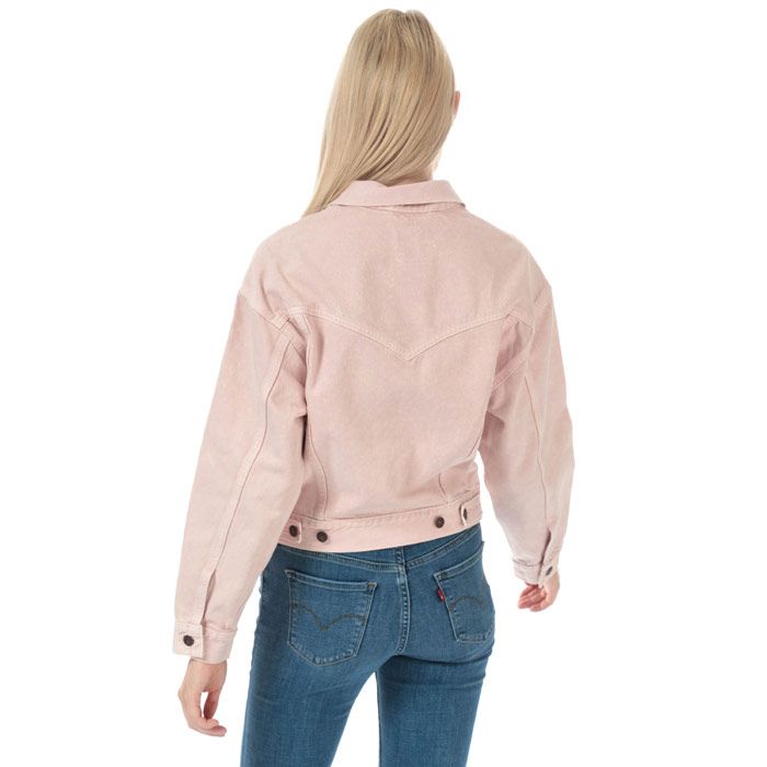 Womens Levi’s Slouch Trucker Jacket in pink.<BR><BR>- Classic collar.<BR>- Full button placket with branded metal shanks.<BR>- Drop shoulder.<BR>- Long sleeves with button cuffs.<BR>- Button-flap chest pockets.<BR>- Side hand pockets.<BR>- Back waistband tabs for an adjustable fit.<BR>- Slouchy fit.<BR>- Measurement from shoulder to hem: 20“ approximately.  <BR>- 100% Cotton.  Machine washable.<BR>- Ref: 74599-0019<BR><BR>Measurements are intended for guidance only.