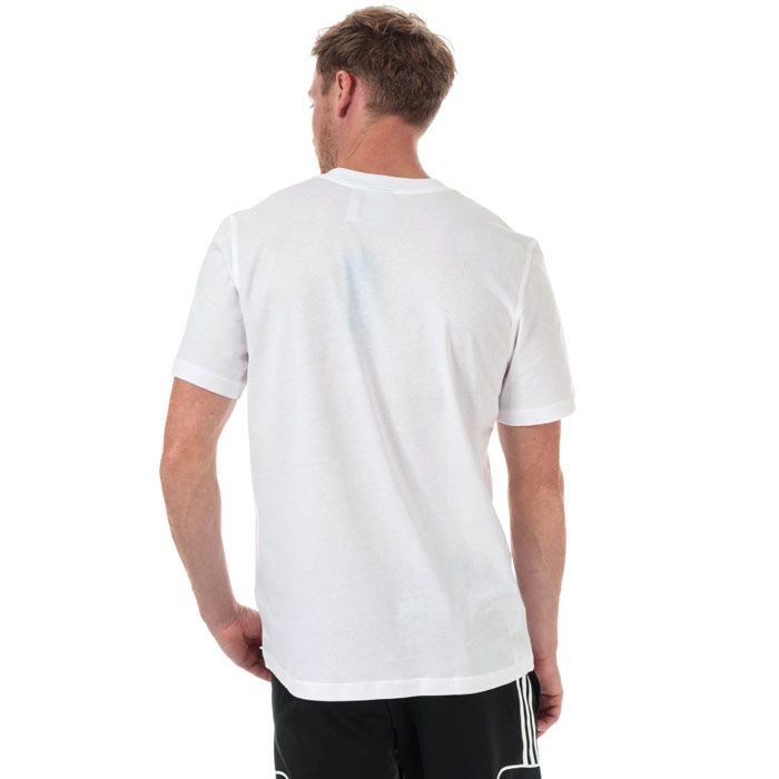 Mens adidas Originals Filled Label T-Shirt in white - yellow.<BR><BR>- Ribbed crew neck.<BR>- Short sleeves.<BR>- Archive Trefoil tongue label graphic to front.<BR>- Tonal back neck tape.<BR>- Regular fit.<BR>- Measurement from shoulder to hem: 29“ approximately.  <BR>- Main material: 100% Cotton.  Machine washable.<BR>- Ref: ED6937<BR><BR>Measurements are intended for guidance only.