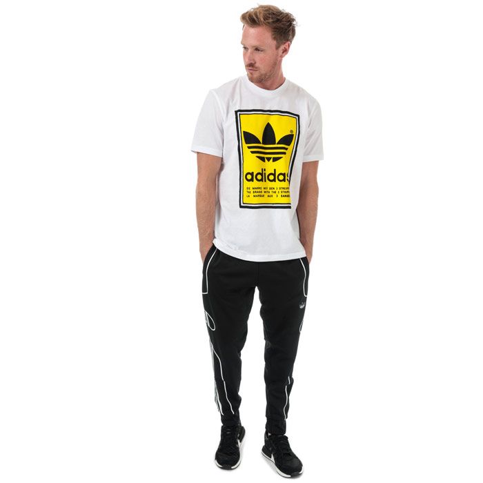 Mens adidas Originals Filled Label T-Shirt in white - yellow.<BR><BR>- Ribbed crew neck.<BR>- Short sleeves.<BR>- Archive Trefoil tongue label graphic to front.<BR>- Tonal back neck tape.<BR>- Regular fit.<BR>- Measurement from shoulder to hem: 29“ approximately.  <BR>- Main material: 100% Cotton.  Machine washable.<BR>- Ref: ED6937<BR><BR>Measurements are intended for guidance only.