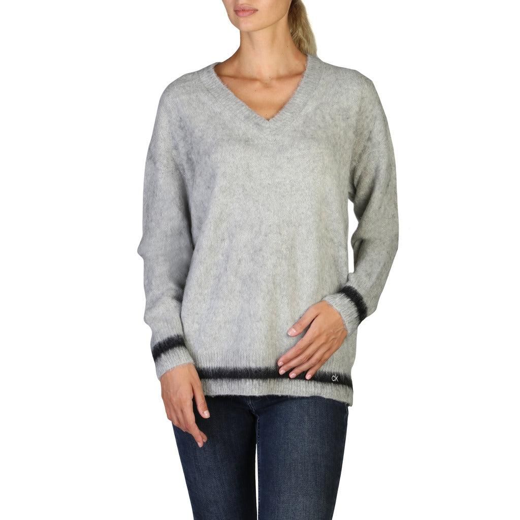 Collection: Fall/Winter   Gender:Woman   Type:Sweater   Sleeves:long   Neckline:V-neck 
  Material:wool 74%; polyamide 26%   Pattern:solid colour   Model height, cm:179   Model wears a size: S   Details: visible logo