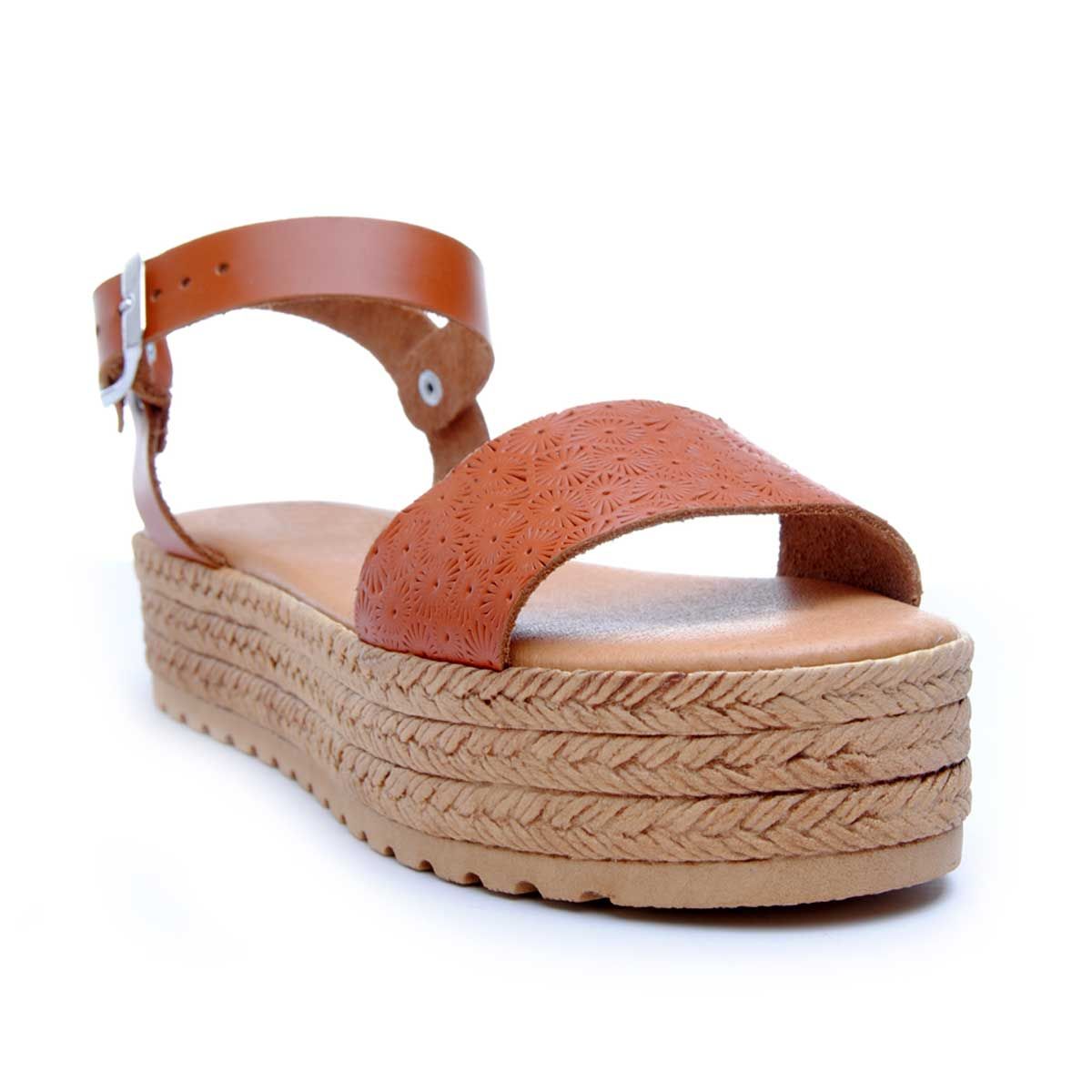Comfortable and light Sandal of lady, with platform. Manufactured in first quality natural leather, chrome-free 6. It carries buckle closure on the ankle, for greater fastening. Comfortable and very flexible hormo, perfectly adjustable at the foot. Leather template with Memory Gel Comfort, for comfort in the tread. Polyurethane floor, with imitation platform to the Spotto. The polyurethane material is not split, does not wear, it is non-slip and makes it the lighter footwear. Without a doubt, it is the perfect sandal for your day by day. Made in Spain. 10 years of Purapiel Guarantee.
