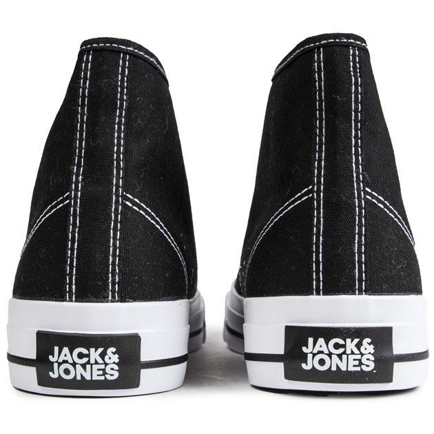 Introductie van een nieuwe generatie sneakers, de Jfwcorp. Van Jack & Jones combineren comfort, design en eenvoud. Een moderne kijk op traditionele hi-top sneakers met een bovenwerk van zwart canvas met witte neus en kenmerkende branding.