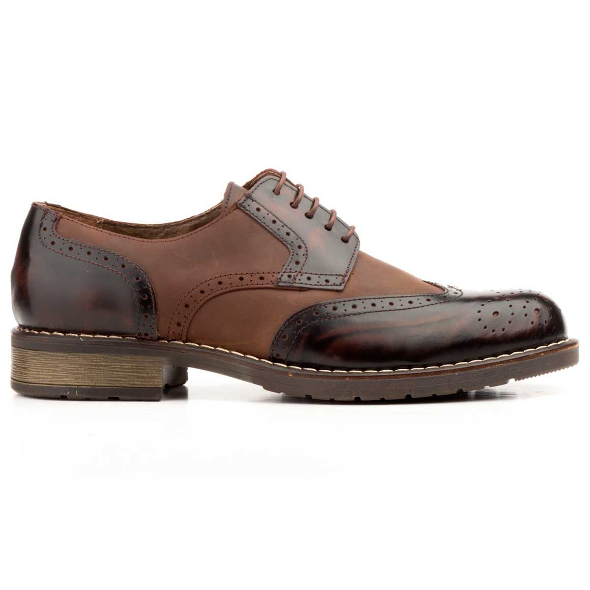 Men's Oxford shoes are characterized by their formal character, despite this, at present, with the insertion and mix of the Sport and Formal style, the looks with which to combine these men's shoes is multiplied. In this way they are perfect to combine with jacket suit, with shirt and gabardine E, even, with jeans and sweaters. Remember that the Oxford man shoes are from the most elegant and if you do not know what you choose for a special occasion, Oxford shoes will save you. We show you an oxford with cords, a basic that can not be missing in your closet.