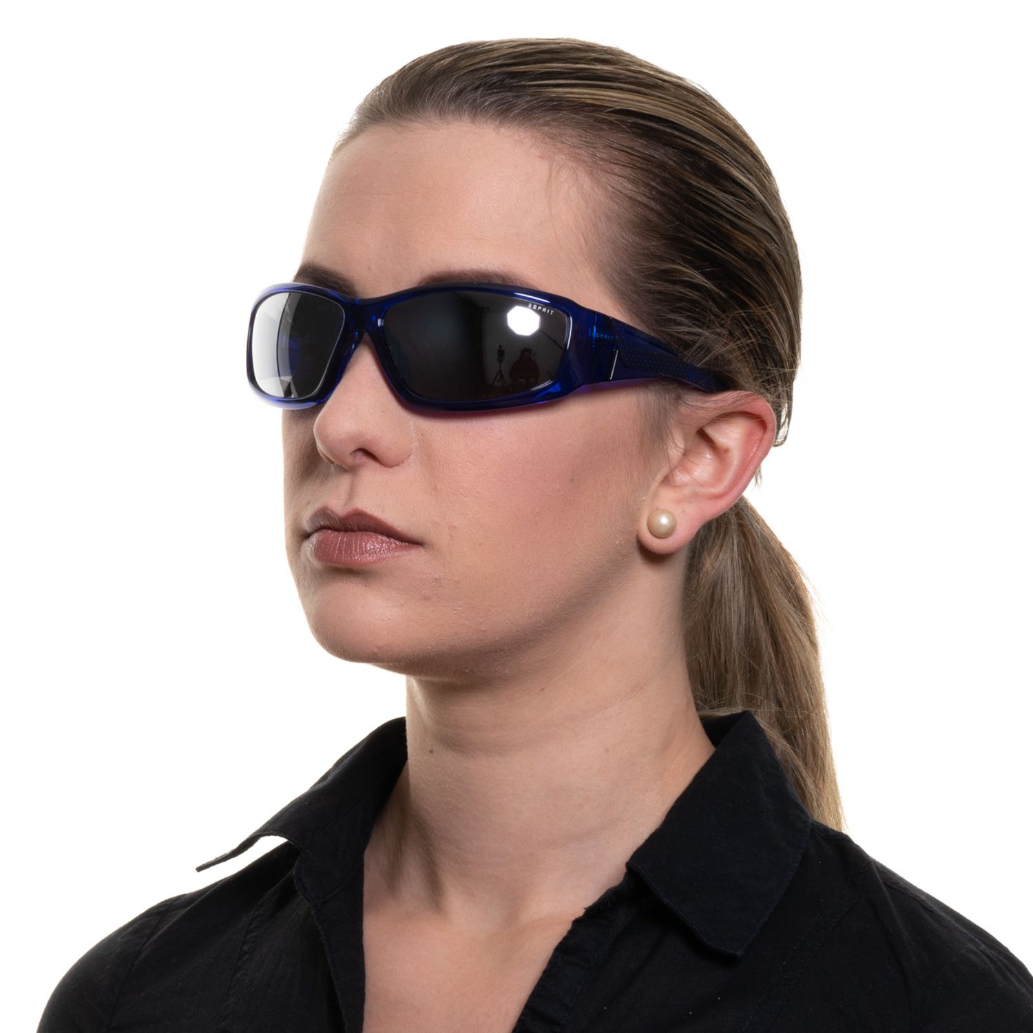 <table><tr><td>Gender</td><td>Unisex</td></tr><tr><td>Main color</td><td>Blue</td></tr><tr><td>Frame color</td><td>Blue</td></tr><tr><td>Frame material</td><td>Plastic</td></tr><tr><td>Lenses color</td><td>Silver</td></tr><tr><td>Lenses material</td><td>Plastic</td></tr><tr><td>Filter category</td><td>3</td></tr><tr><td>Style</td><td>Sport</td></tr><tr><td>Lenses effect</td><td>Mirrored</td></tr><tr><td>Protection</td><td>100% UVA & UVB</td></tr><tr><td>Size</td><td>64-14-135</td></tr><tr><td>Lenses width</td><td>64mm</td></tr><tr><td>Lenses height</td><td>37mm</td></tr><tr><td>Bridge width</td><td>14mm</td></tr><tr><td>Frame width</td><td>145mm</td></tr><tr><td>Temples length</td><td>135mm</td></tr><tr><td>Shipment includes</td><td>Branded pouch</td></tr><tr><td>Spring hinge</td><td>No</td></tr></table>