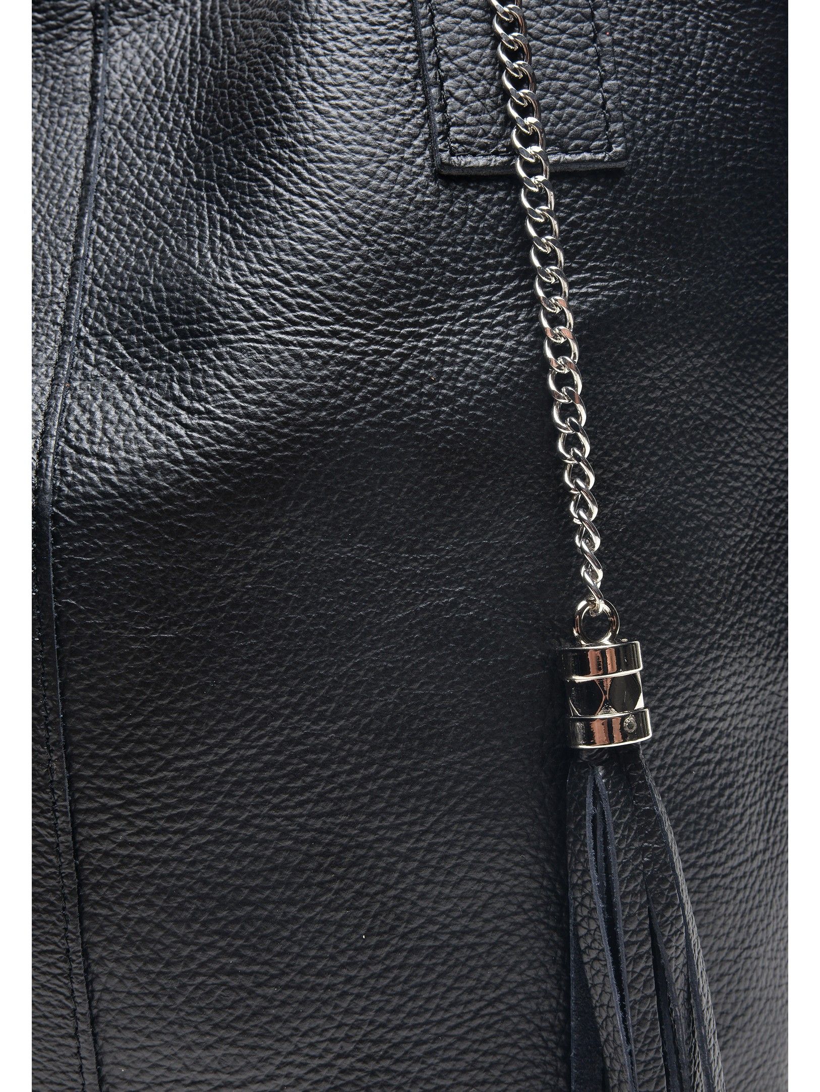 Tote Bag
100% cow leather
Magnetic clasp closure
Inner coin purse
Tassel detail
Dimensions (L): 36x41x15 cm
Handle: 54 cm non adjustable
Shoulder strap: / cm adjustable