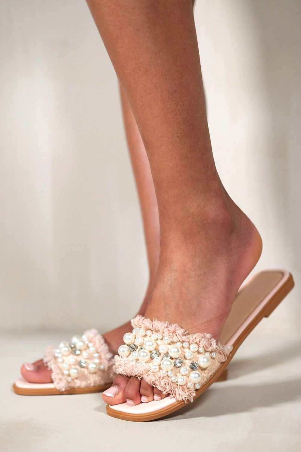 These fabulous flat sliders feature pearl and diamante detail front strap that adds the perfect amount of sparkle to your outfits. These flat slider is not only beautiful but is great to give you that little extra height you desire.