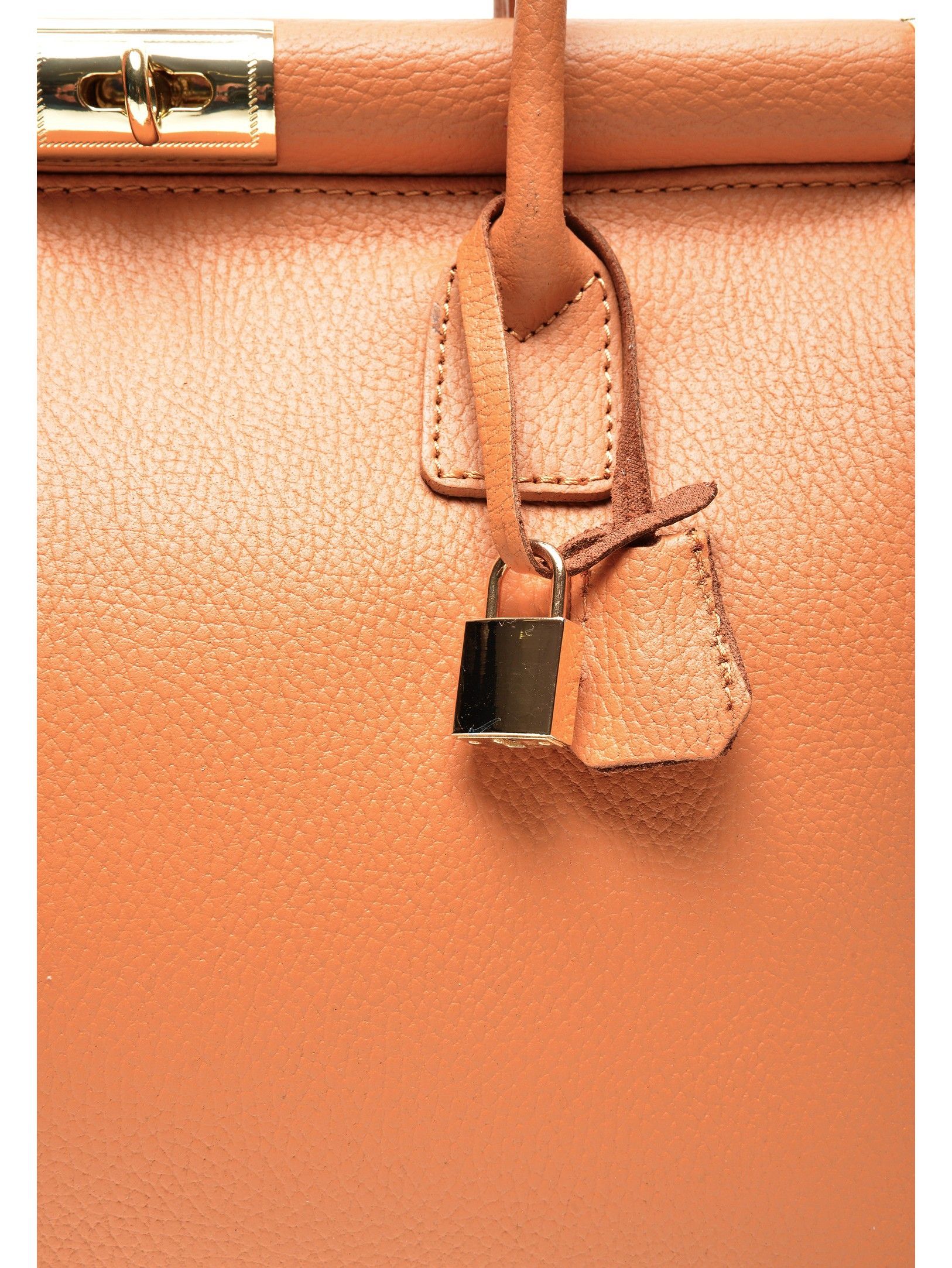 Handbag
100% cow leather
Top clasp closure
Double compartment bag
Interior zip pocket
Dimensions(L):26x35x16 cm
Handle: 40 cm
Shoulder strap:110 cm