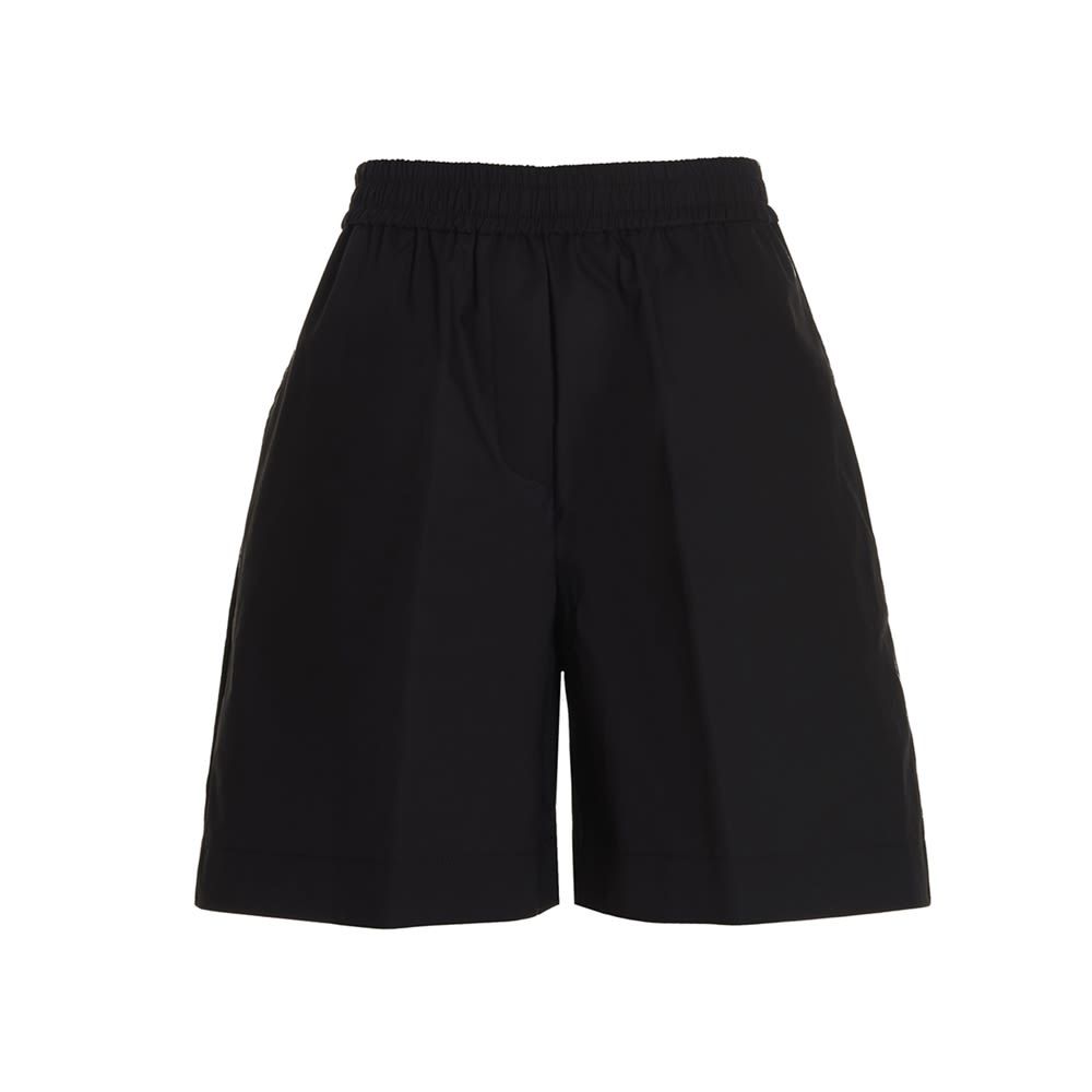 Cotton bermuda shorts with an elastic waistband and cargo pockets at the back.