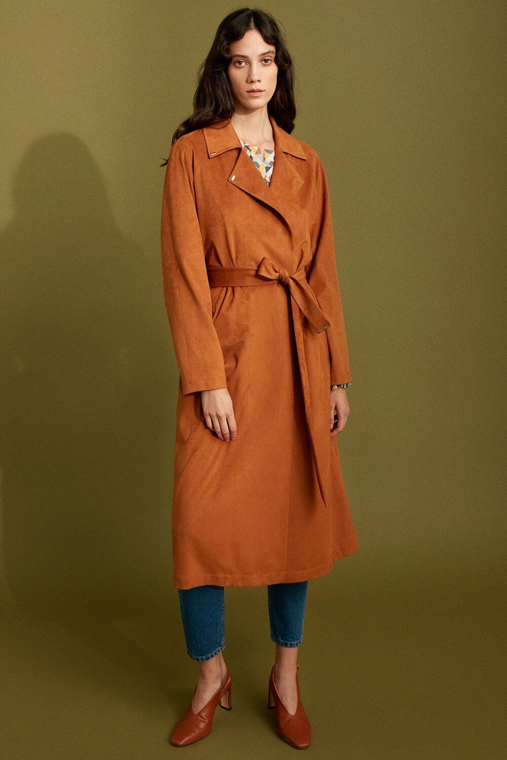Through its flowy fabric and soft texture, this take on the classic trench coat is perfect for seasonal transitions. This terracotta, trench style coat is defined by a clean-cut silhouette, narrow shoulders, and a wrap close belt. The refined silhouette can be worn belted for a fitted look combined with your favourite dress and heels or simply with sneakers and jeans for a more casual daytime look.

Mid-calf length
Long sleeves
Wrap close belt
Terracotta colour
Model is 5'10