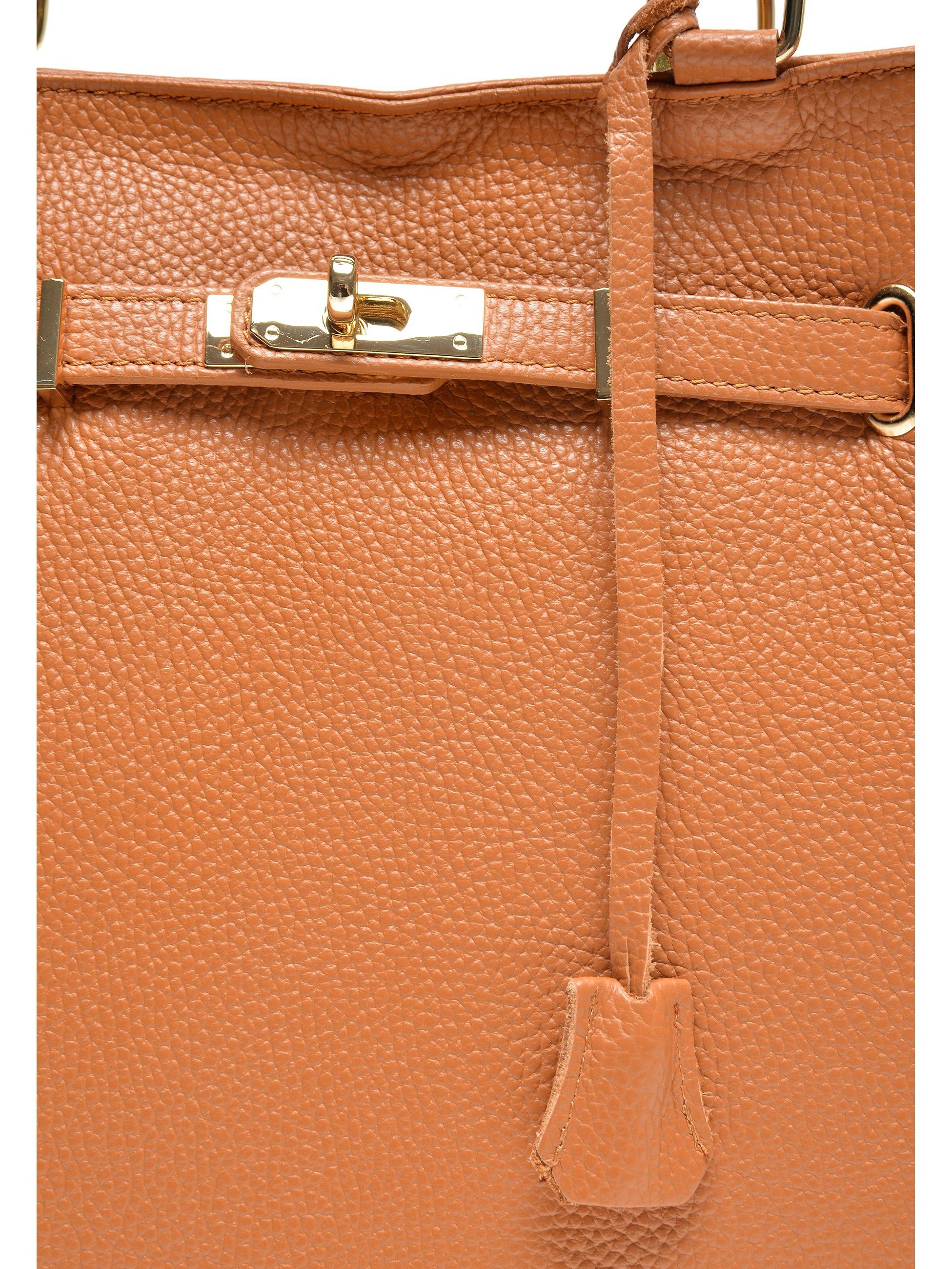 Handbag
100% cow leather
Top zip closure
Buckle detail
Inner zip pocket
Dimensions (L): 28.5x38x18 cm
Handle: 34 cm
Shoulder strap: 100 cm fix