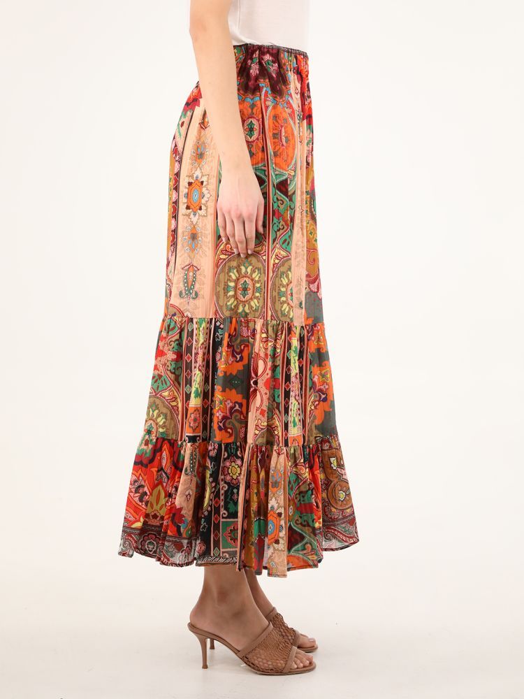 Cotton flounced maxi skirt with multicolored Paisley print, elasticated waist and regular fit. The model is 178cm tall and wears size 40.  