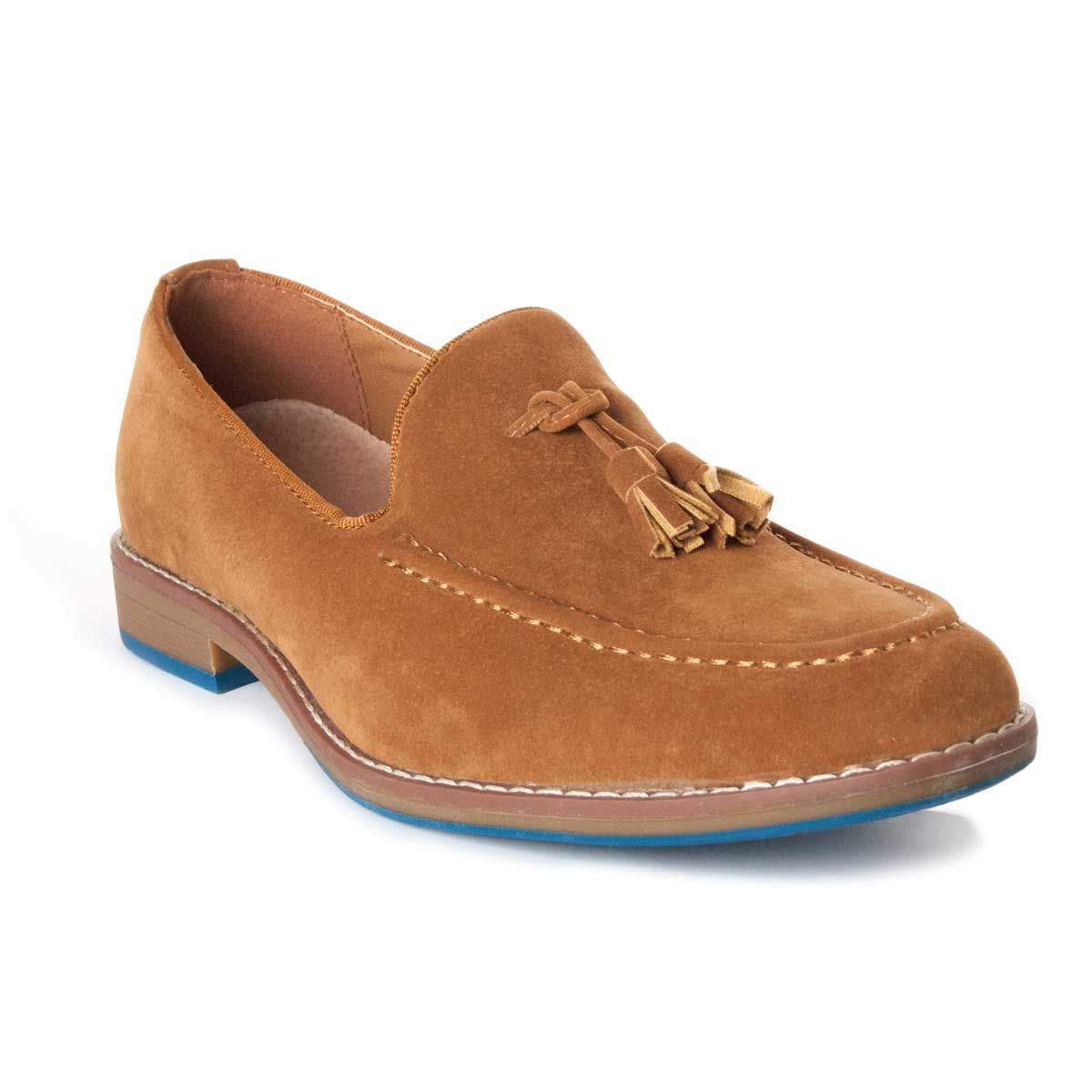 The moccasins for men, provide a current style to the closet of every gentleman. It is an elegant and British-style footwear. In short, the Oxford is the gentleman's footwear par excellence that can not be missing in any closet as it combines very well with any dress, either a classic or more casual style. This shoe that we offer is an oxford without cords, with tassels, elegance is its greater detail in addition to your comfort. Anti-slip rubber outsole in blue, soft antelinary fabric, and extractable skin template.