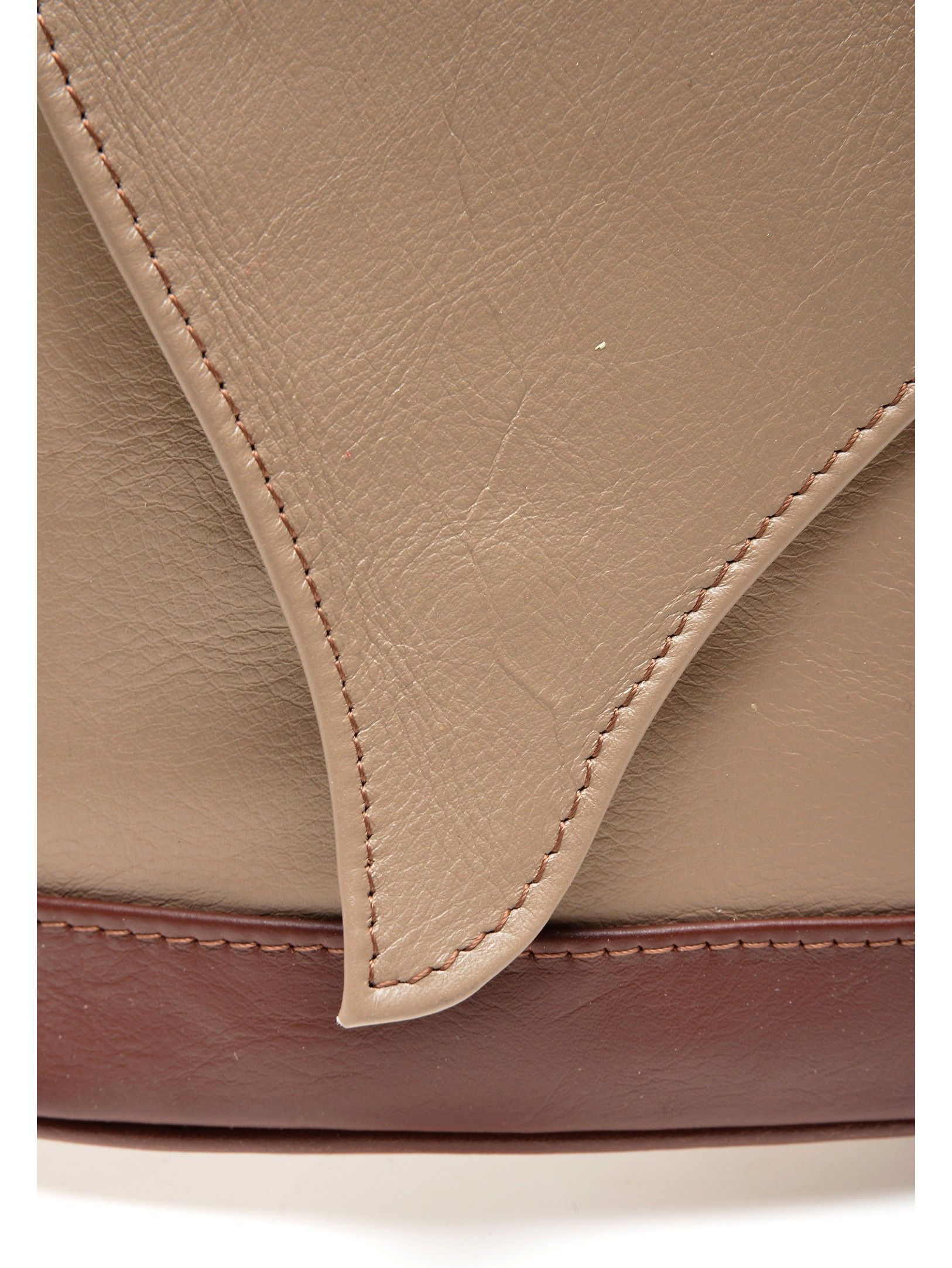 Backpack
100% cow leather
Front zip closure
Inner zip pocket
Back zip pocket
Dimensions (L): 27x23x10.5 cm
Handle: / cm
Shoulder strap: 2x95 cm adjustable