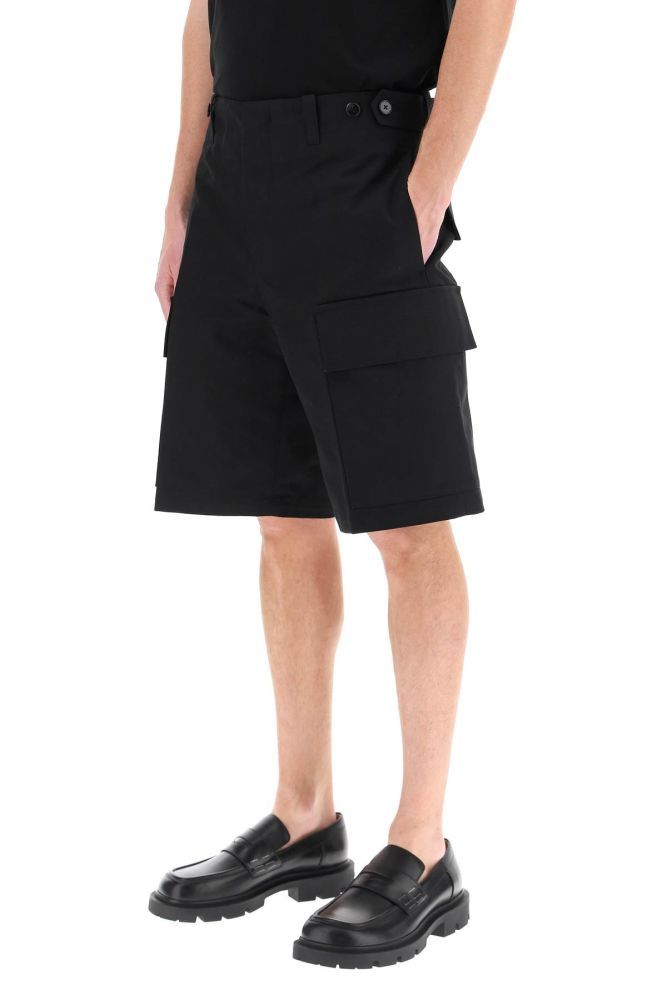 Jil Sander tailored cotton shorts with regular fit and straight leg. Dropped crotch, adjustable belt, side seam pockets, rear flap pockets. Patch flap pockets on the sides Concealed zip and hook closure. The model is 187 cm tall and wears a size IT 46.
