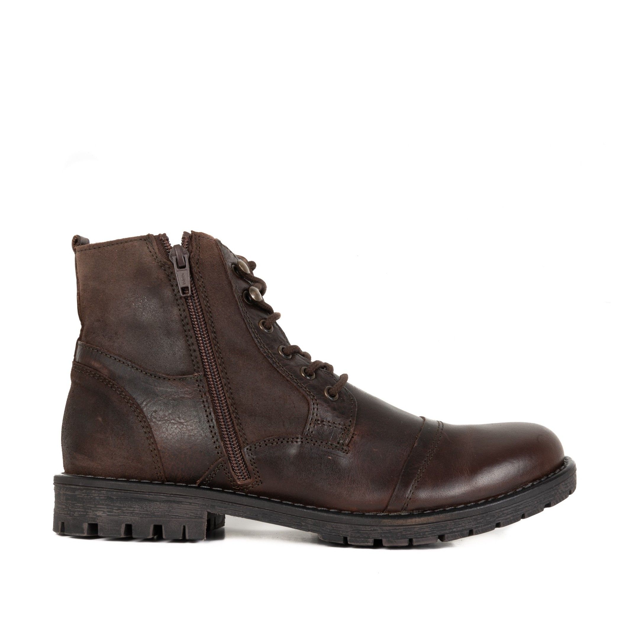 Leather boot by Son Castellanisimos. Closure: laces. Upper: leather. Innerr: textile. Insole: textile. Sole: non-slip. Heel: 3 cm. Made in Spain.