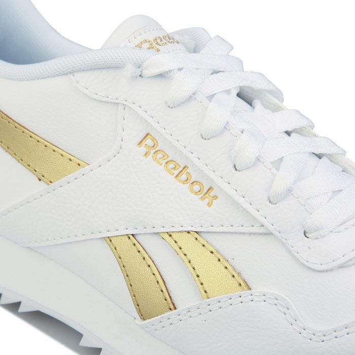Womens Reebok Classics Royal Glide Ripple Clip Trainers in White Gold. – Synthetic upper. – Low-cut design for a sleek and sophisticated silhouette. – Shimmering stripes make the look stand out. – Heel clip carries through the polished look. – EVA midsole provides cushion. – Rippled outsole provides traction. – Leather and Synthetic upper – Textile lining – Synthetic sole. – Ref: BS5818