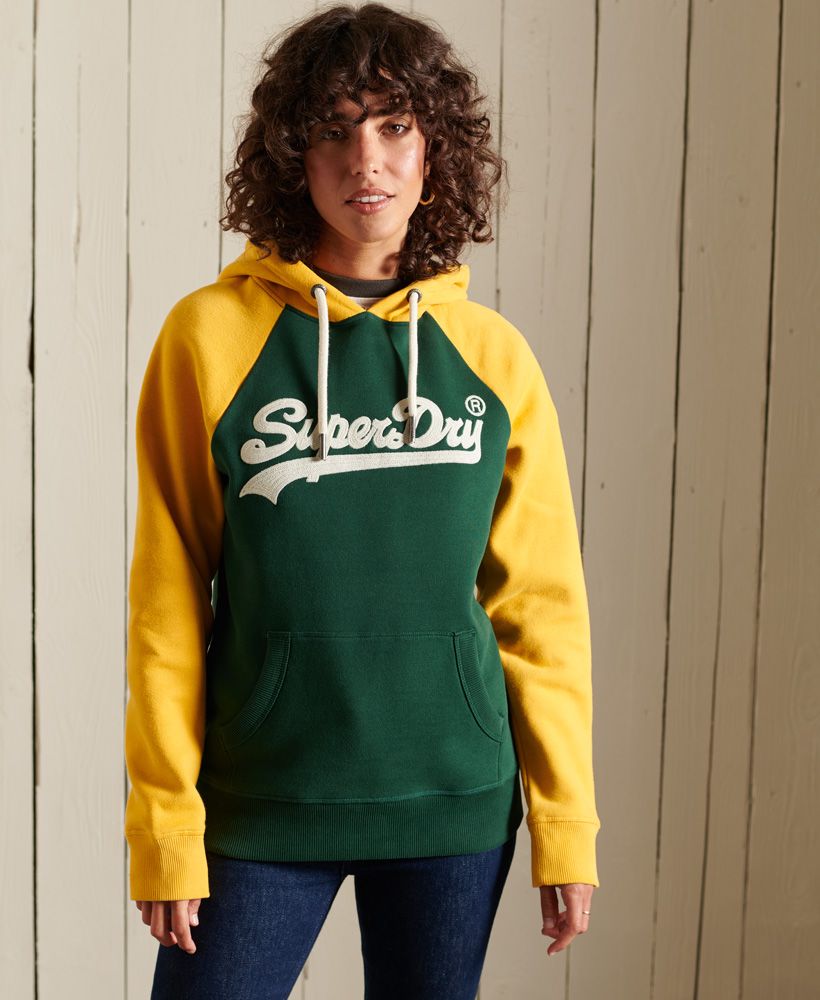 Hoodies are always a must-have for any wardrobe, so update yours with the Vintage Logo American Classic raglan hoodie. Featuring a colour block design, raglan sleeves and a textured vintage logo design.Relaxed fit – the classic Superdry fit. Not too slim, not too loose, just right. Go for your normal sizeLong sleevesDrawstring hoodRibbed cuffs and hemRaglan sleevesColour block designSignature logo patchFlock vintage logo