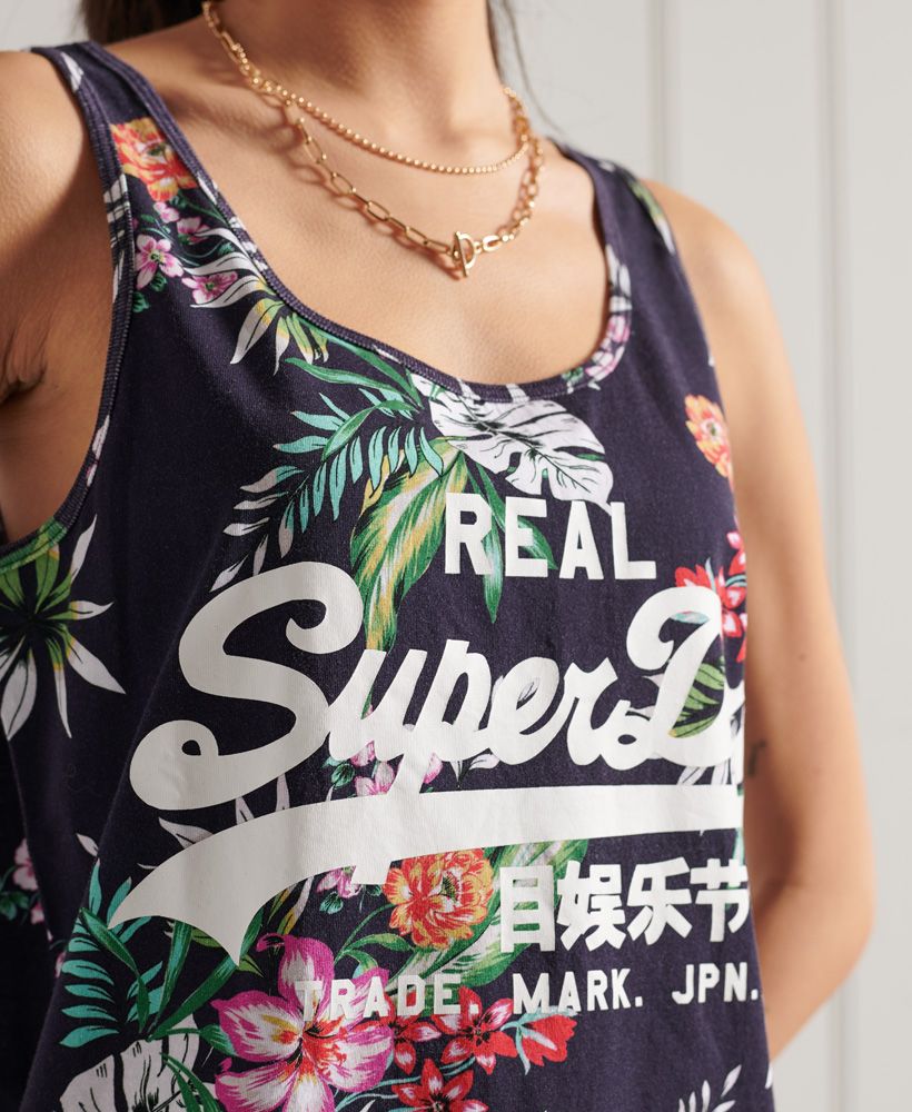 Stand out from the crowd in the Vintage logo all over print vest. Featuring an all over print design, textured logo and a signature logo patch. Style with shorts and sliders for a beach ready look.All over print designTextured logoSignature logo patch