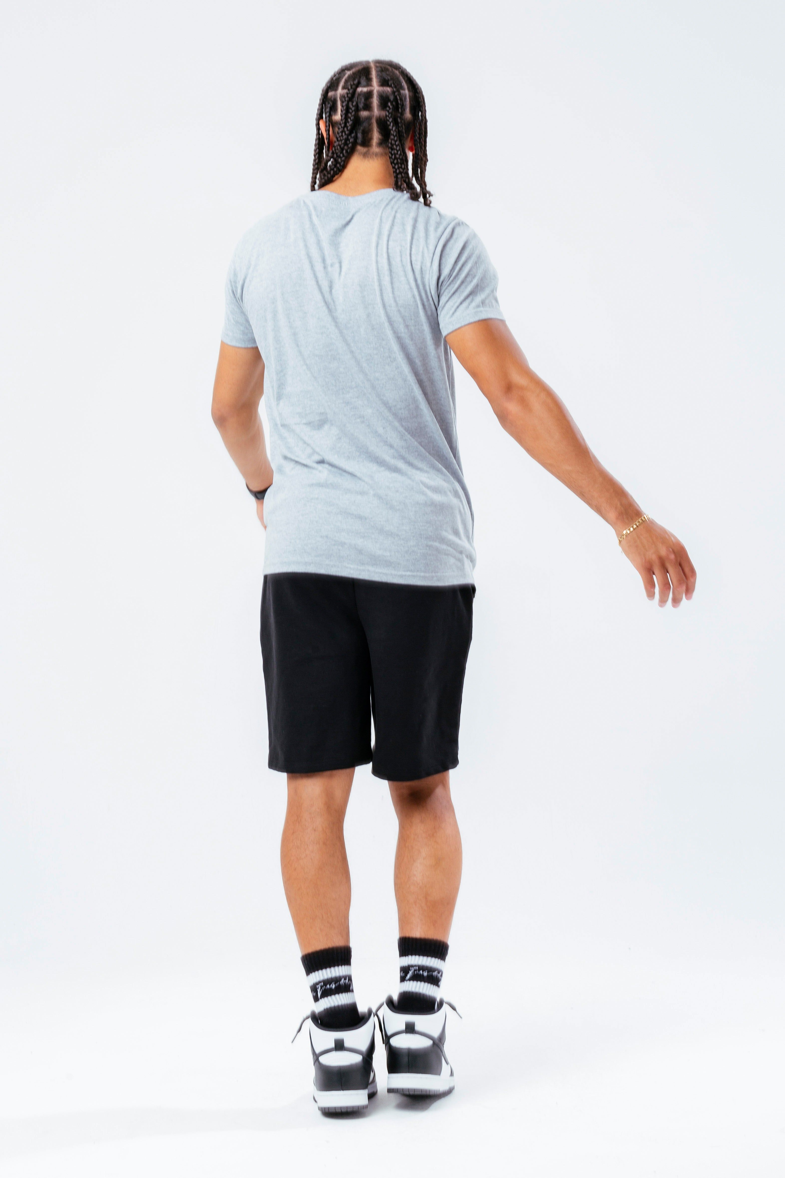 Make the most of your spending and stock up on our Men's 3-pack t-shirts. Each t-shirt is designed with a soft-touch fabric base for the ultimate comfort and breathable fabric. Highlighting a crew neckline and short sleeves for a classic fit. Your everyday tees just got simpler. The model wears a size M. Machine washable.
