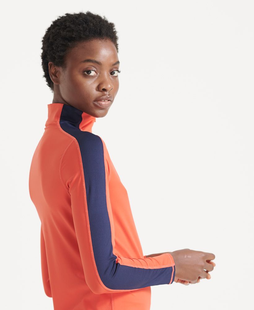 Layer for the slopes in style with this comfortable stretch top.Half-zip fasteningLong sleevesElasticated hemFour-way stretchFlatlocked seamsPrinted Superdry logo