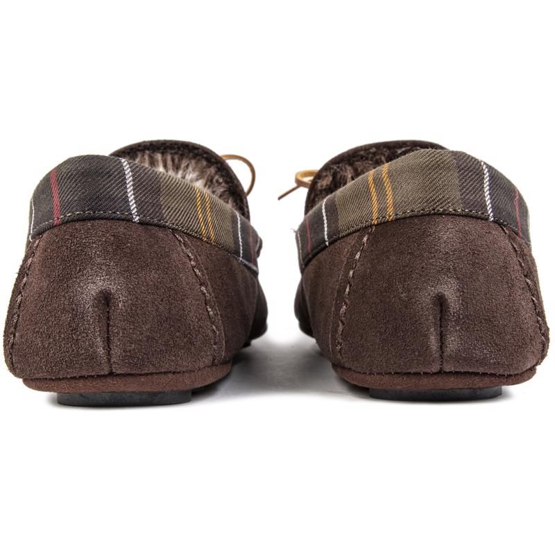 Bring The Cosy Country Style In With These Brown Barbour Slippers Tueart, Featuring Soft Suede Uppers, Warm Faux-fur Inner Lining And Flexible Rubber Soles. They're Designed With A Moccasin Construction And A Stylish Barbour Metal Logo For A Traditional, Luxurious Look.