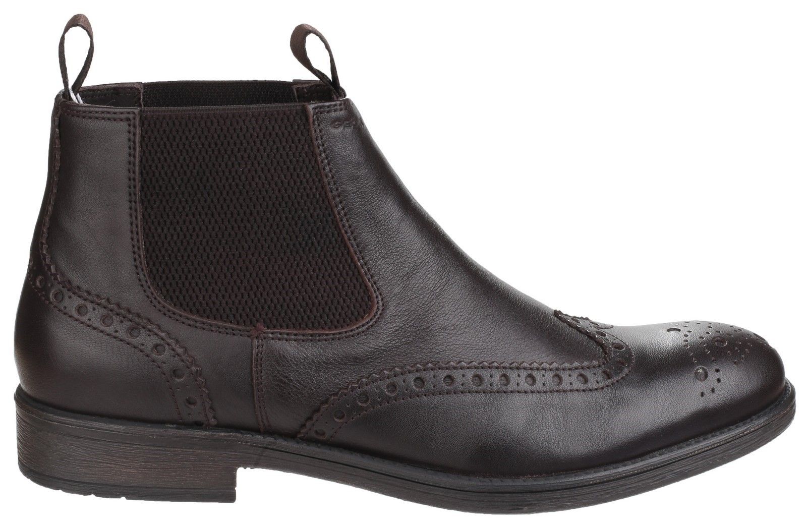 The Jaylon Chelsea boots, easy to wear thanks to the elastic strips on the sides, are the perfect footwear for men who love fashion trends and reinterpret them in their own way, with an eye always on their well-being.Brogue detailing. 
Breathable and water-repellent membrane. 
Vintage touch. 
Make walking easy thanks to their lightness and flexibility. 
Pull tabs for easy on-off.