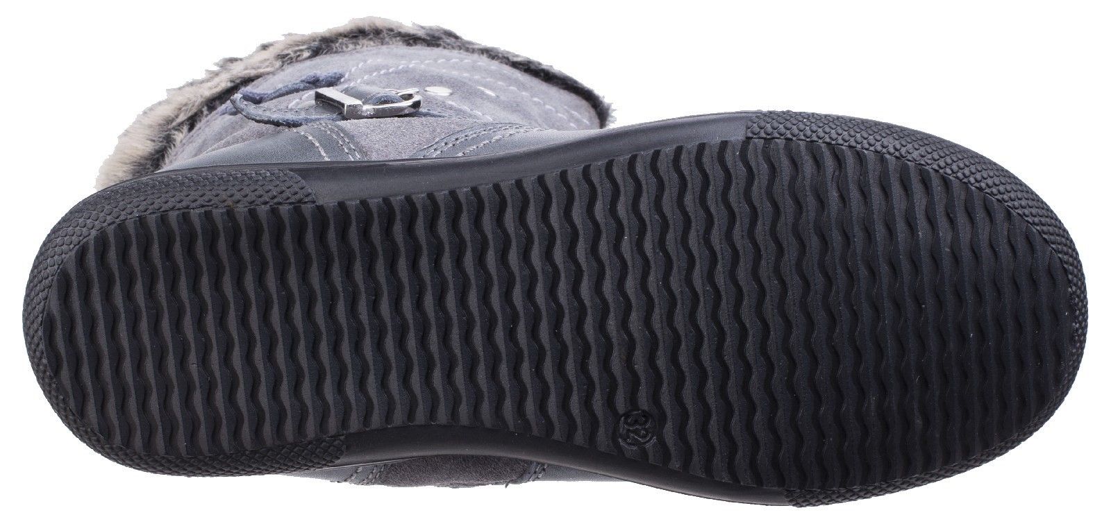 Leather and suede winter boot with buckle and embroidery detail. A fur trim adds to the comfortable look and feel of the boot.Full grain leather uppers. 
Textile lining. 
Boot with zip.