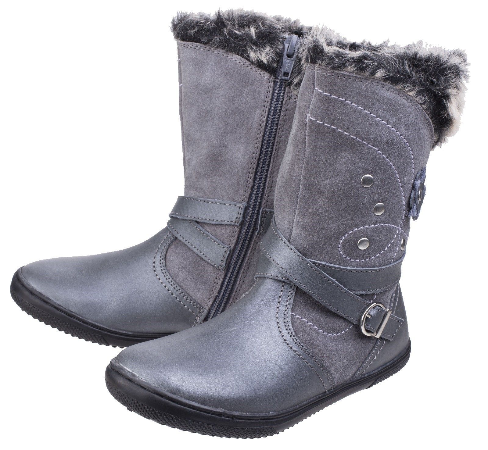 Leather and suede winter boot with buckle and embroidery detail. A fur trim adds to the comfortable look and feel of the boot.Full grain leather uppers. 
Textile lining. 
Boot with zip.