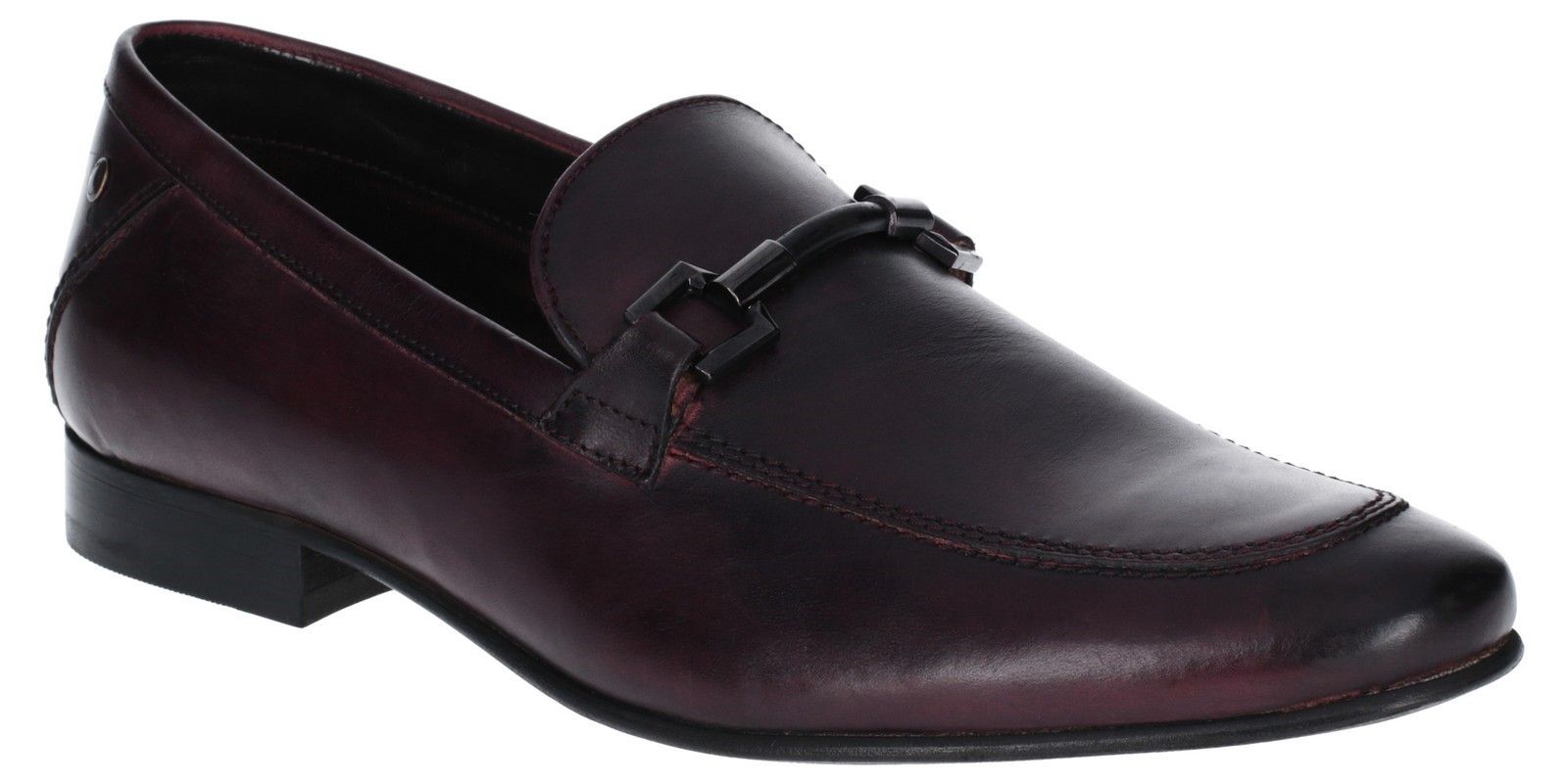 Step out in style. This Base London loafer has been constructed from quality leathers and features a horsebit buckle across the vamp. Slim and understated, Soprano will keep your enemies guessing and the ladies swooning. Horesbit Buckle Details. 
Formal Styling.