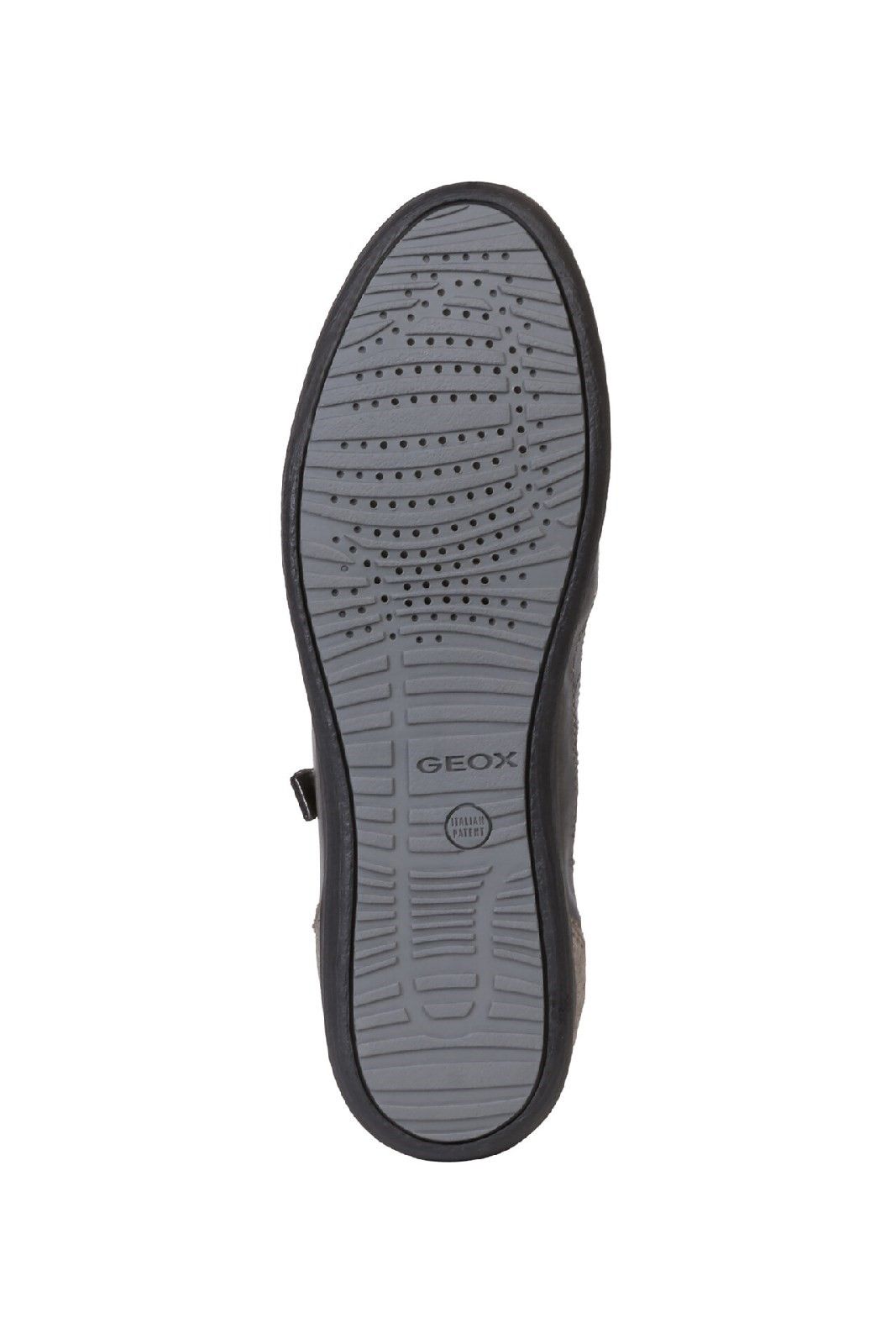 Evergreen Style, Easy-To-Wear Low-Cut Sneakers With Trendy Details For A Contemporary Look. Wellbeing Is Assured Thanks To The Geox Patented Perforated Sole That Provides Maximum Breathability And Comfort.Evergreen. 
Easy To Put On. 
Anti-Slip Outsole.