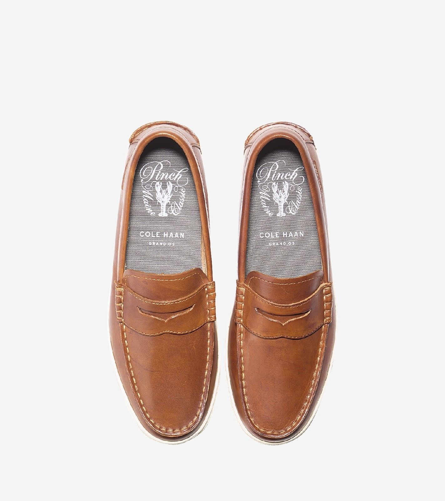 The Pinch Weekender Loafer is a modern take on the iconic penny loafer silhouette,a staple of ours for decades.Refering to the manner in which a cobbler 'pinches' the leather as it's sewn together. Our Grand.OS innovation delivers superior cushioning Grand.OS innovation. 
Pinched Sewn Leather. 
Superior Cushoning.