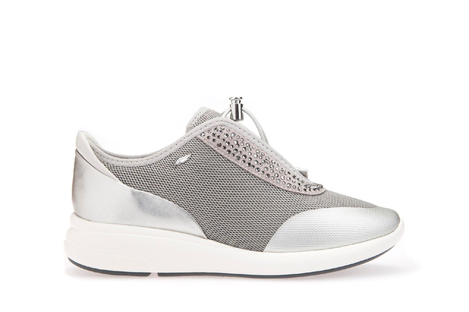 Exclusive patent. The combination of the perforated sole and resistant breathable and waterproof membrane allow for natural temperature regulation, creating the perfect microclimate inside the shoe.It keeps feet dry and comfortable for the whole day.Exclusive Patent. 
Perforated Sole. 
Breathable and waterproof membrane.