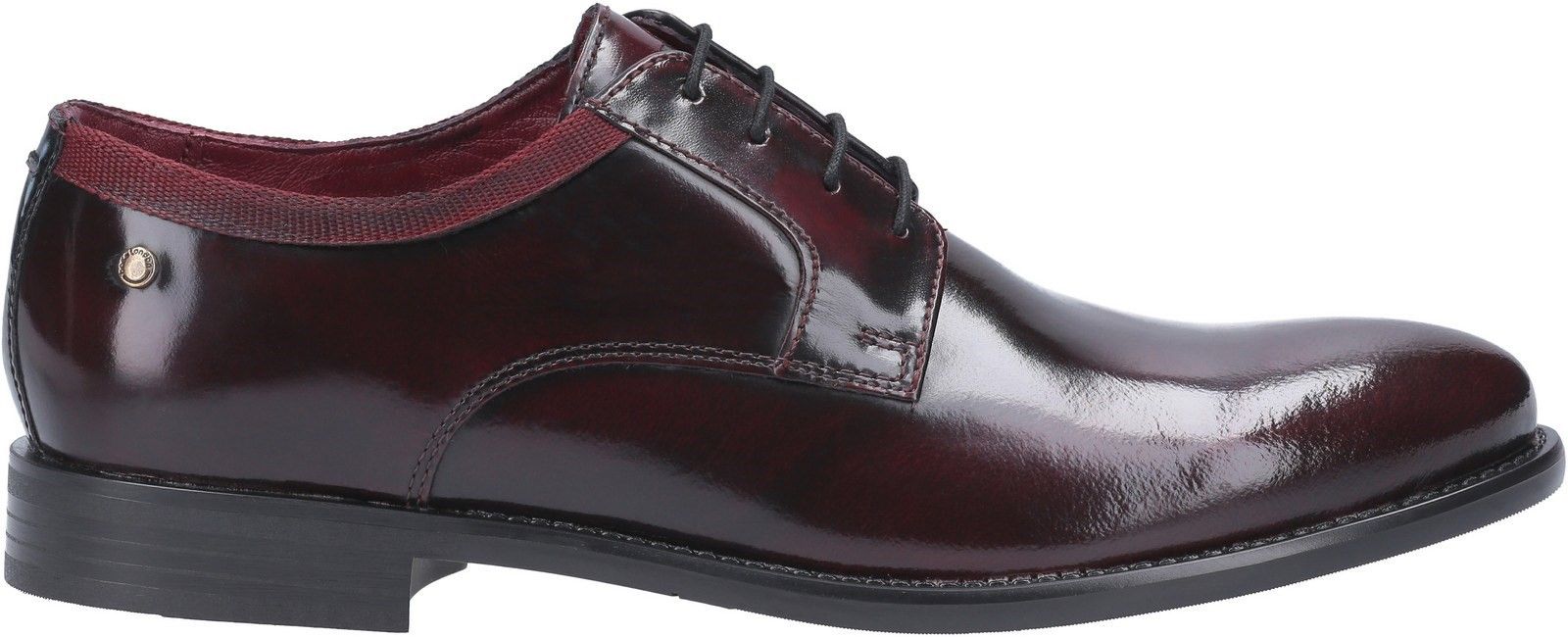 Nero Hi Shine is a crisp statement shoe from our new Base London Vino collection. With its prominent resin outsole, this Nero Oxford shoe offers a nostalgic nod to vintage style, whilst delivering a fashion forward contemporary feel.Derby Shoe. 
Resin Sole.