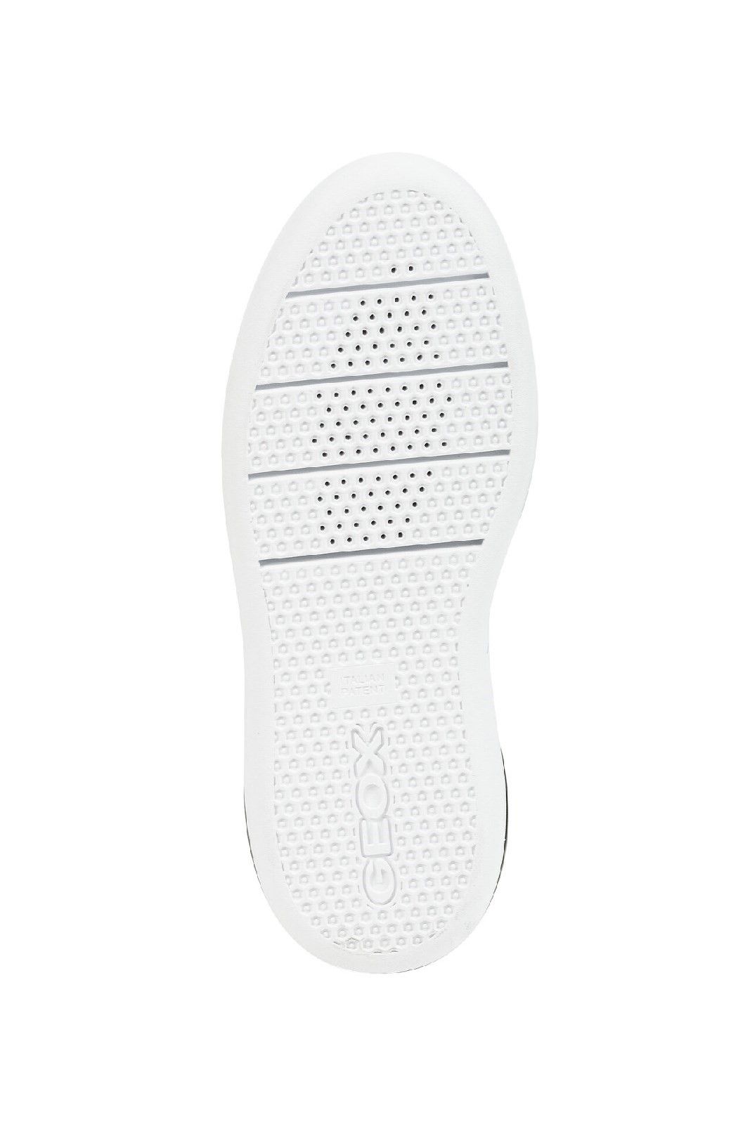 Exclusive patent. The combination of the perforated sole and resistant breathable and waterproof membrane allow for natural temperature regulation, creating the perfect micro-climate inside the shoe.It keeps feet dry and comfortable for the whole dayExclusive Patent. 
Perforated footbed. 
Resistant outsole.