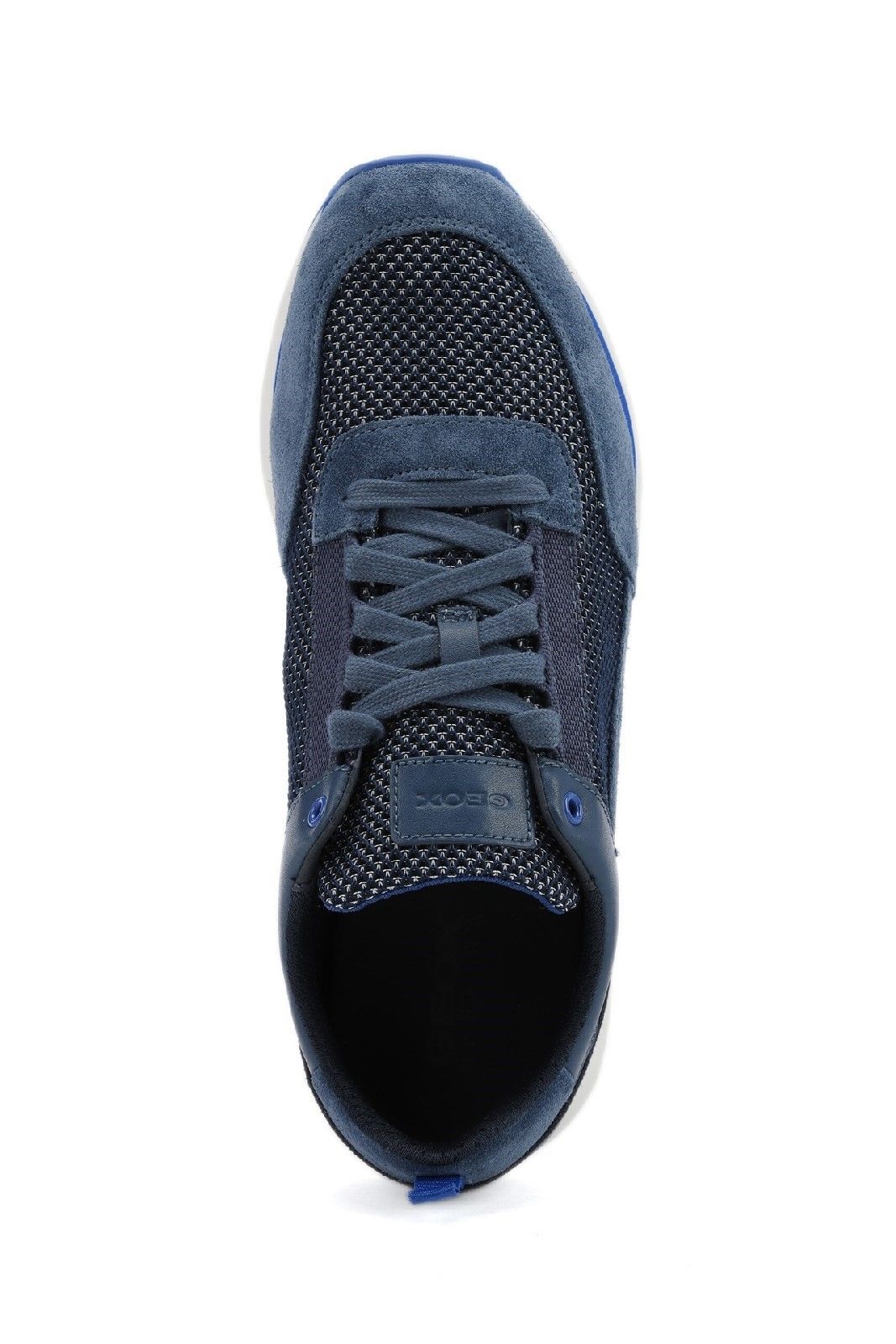The Geox rubber sole is based on an exclusive patent: the combination of the perforated sole and the breathable and waterproof membrane allow natural temperature regulation, creating the perfect micro-climate that keeps feet dry and comfortable.Exclusive Technology. 
Perforated footbed. 
360 Degree breathability.