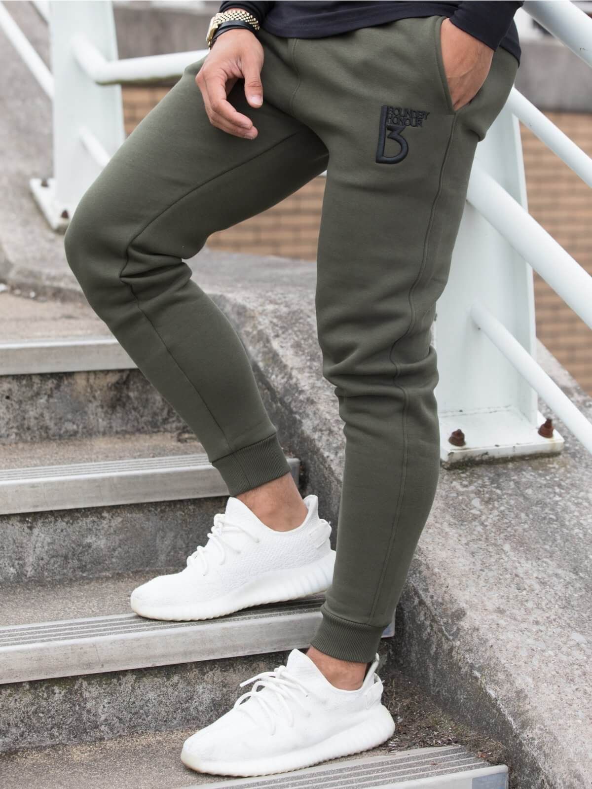  Bound By Honour Radiate Tracksuit Bottoms are ideal for casual everyday wear or in the gym. Crafted from cotton and polyester. The tracksuit bottom has been detailed with a signature design and a BBH embroidery on leg. Matching tracksuit Hoodie available.