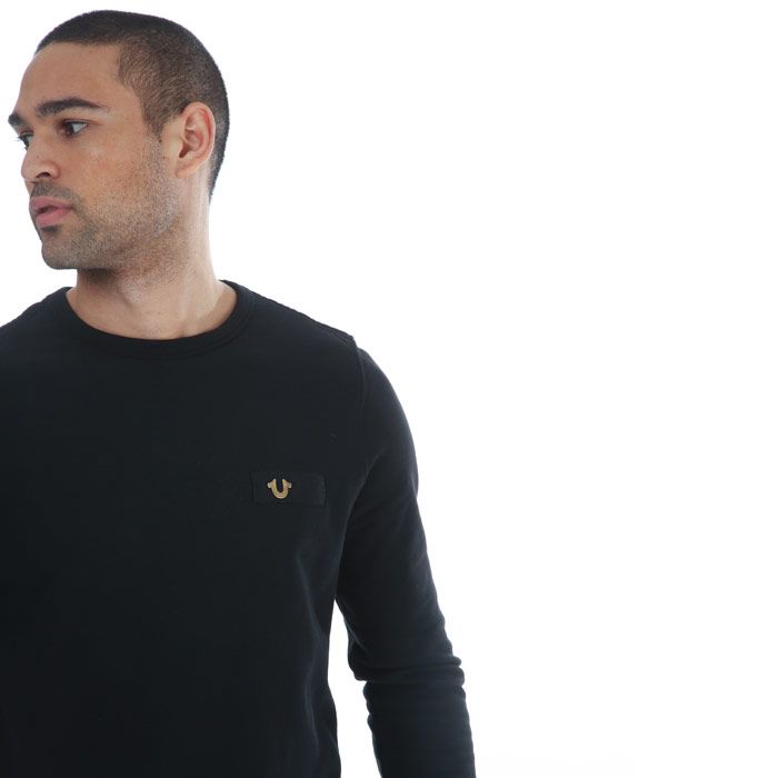 Mens True Religion Metal Horseshoe Sweatshirt in black gold.<BR><BR>-Ribbed crew neck.<BR>- Regular fit.<BR>- Long sleeves.<BR>- Cotton construction.<BR>- Ribbed trims.<BR>- True Religion horseshoe logo embroidered on chest.<BR>- 100% Cotton. Machine washable. <BR>- Ref: M16UF32D7G1118