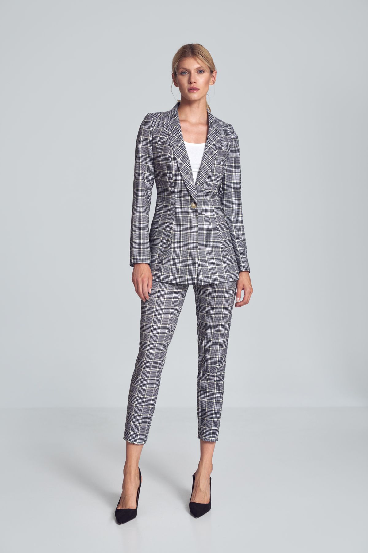 Jacket with a shawl collar in a houndstooth , slightly fitted at the waist, fastened with a single button at the front, with a lining, jacket covering the hips. No pockets.