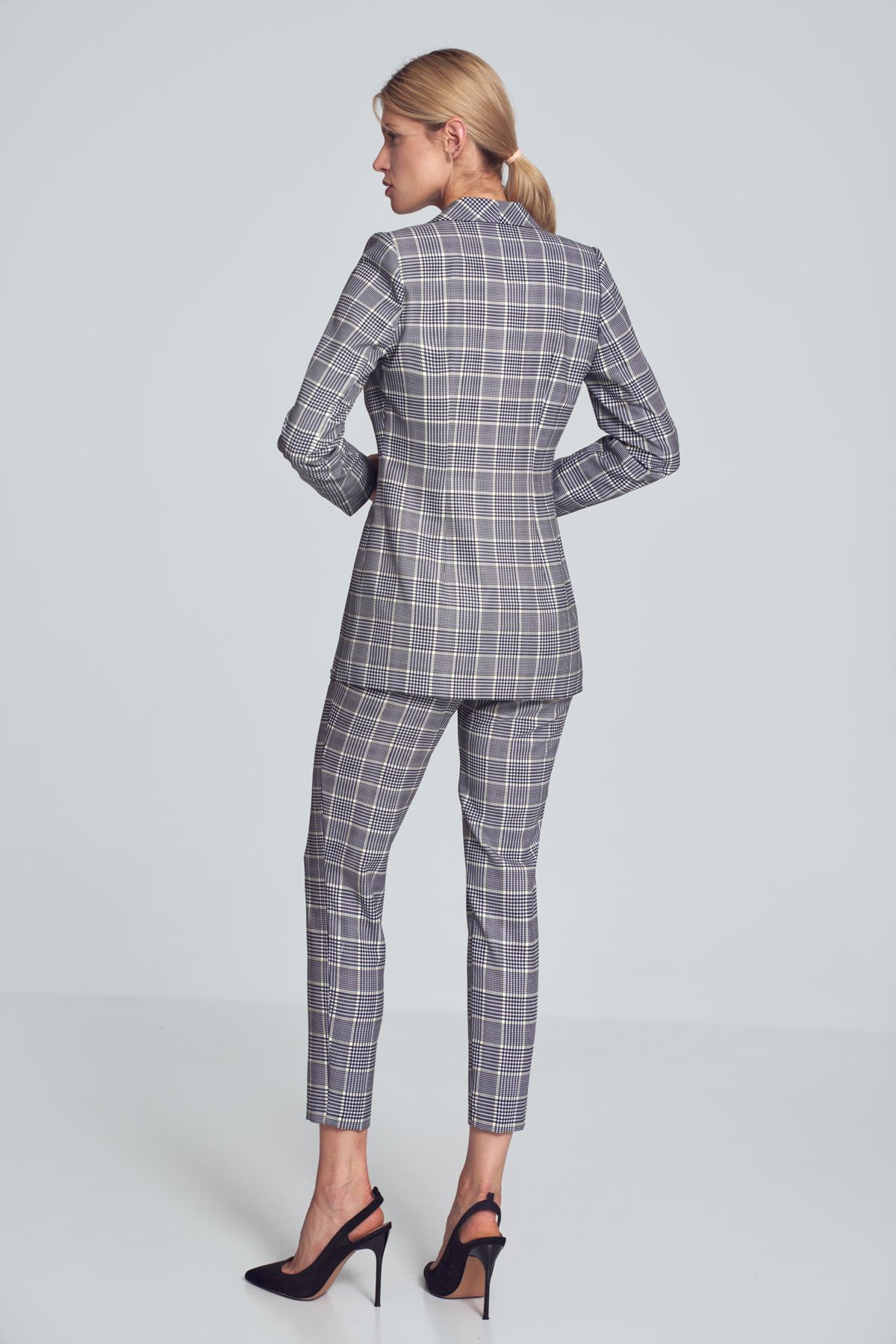 Jacket with a shawl collar in a houndstooth , slightly fitted at the waist, fastened with a single button at the front, with a lining, jacket covering the hips. No pockets.