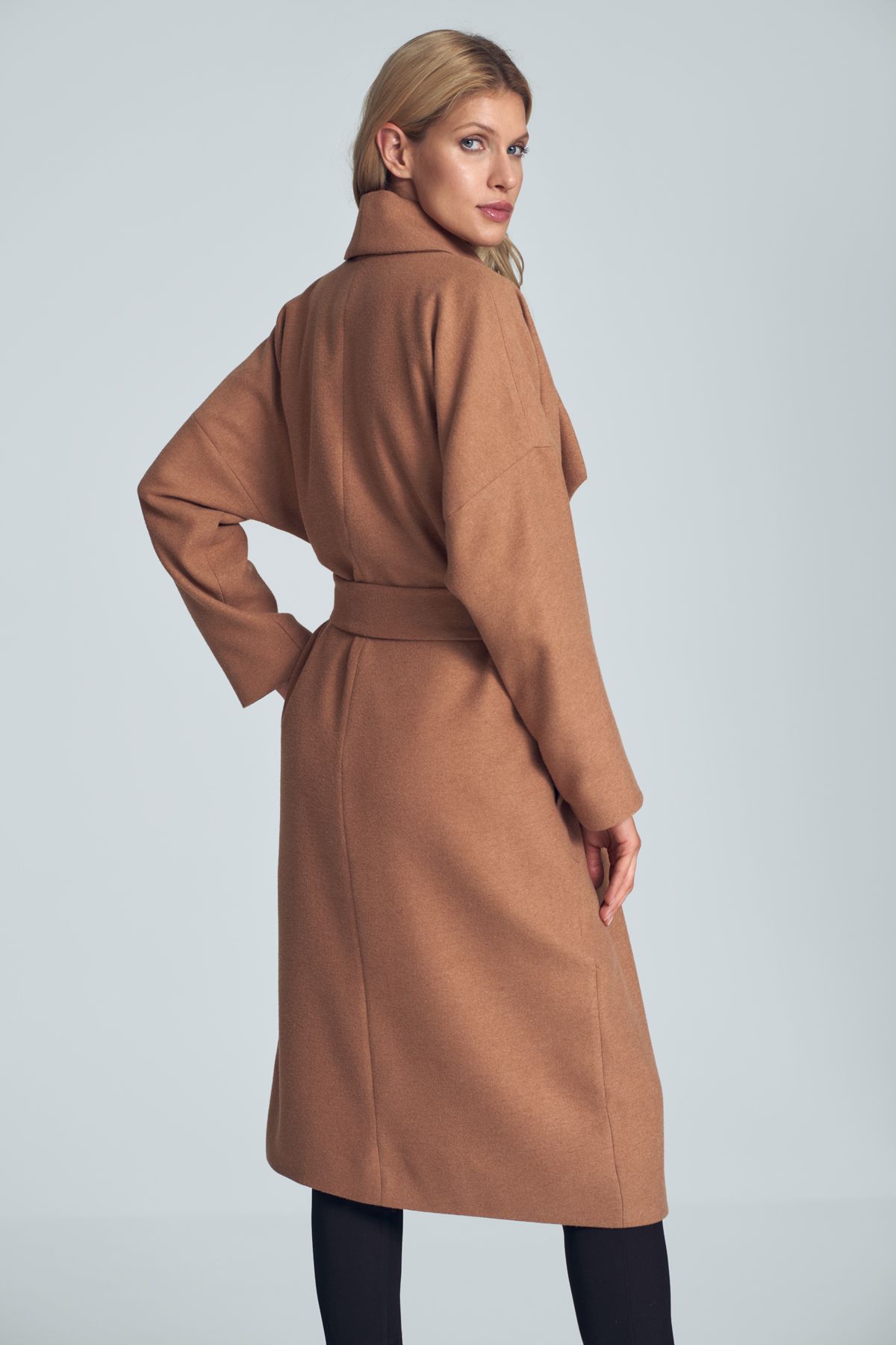 Beige autumn coat, 7/8 length, with a large loose collar with a lining, tied at the waist. Pockets in the side seams.  The true size of this coat is S/M.