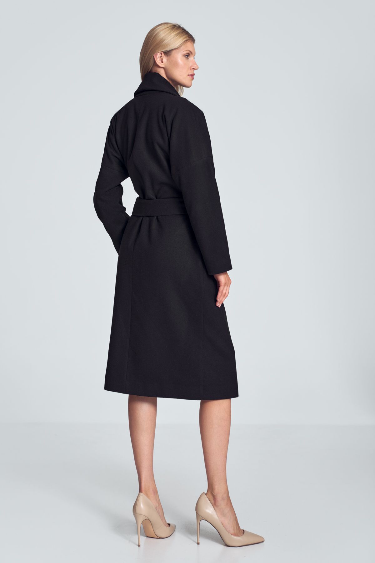 Black autumn coat, 7/8 length, with a large loose collar with a lining, tied at the waist. Pockets in the side seams. The true size of this coat is S/M.