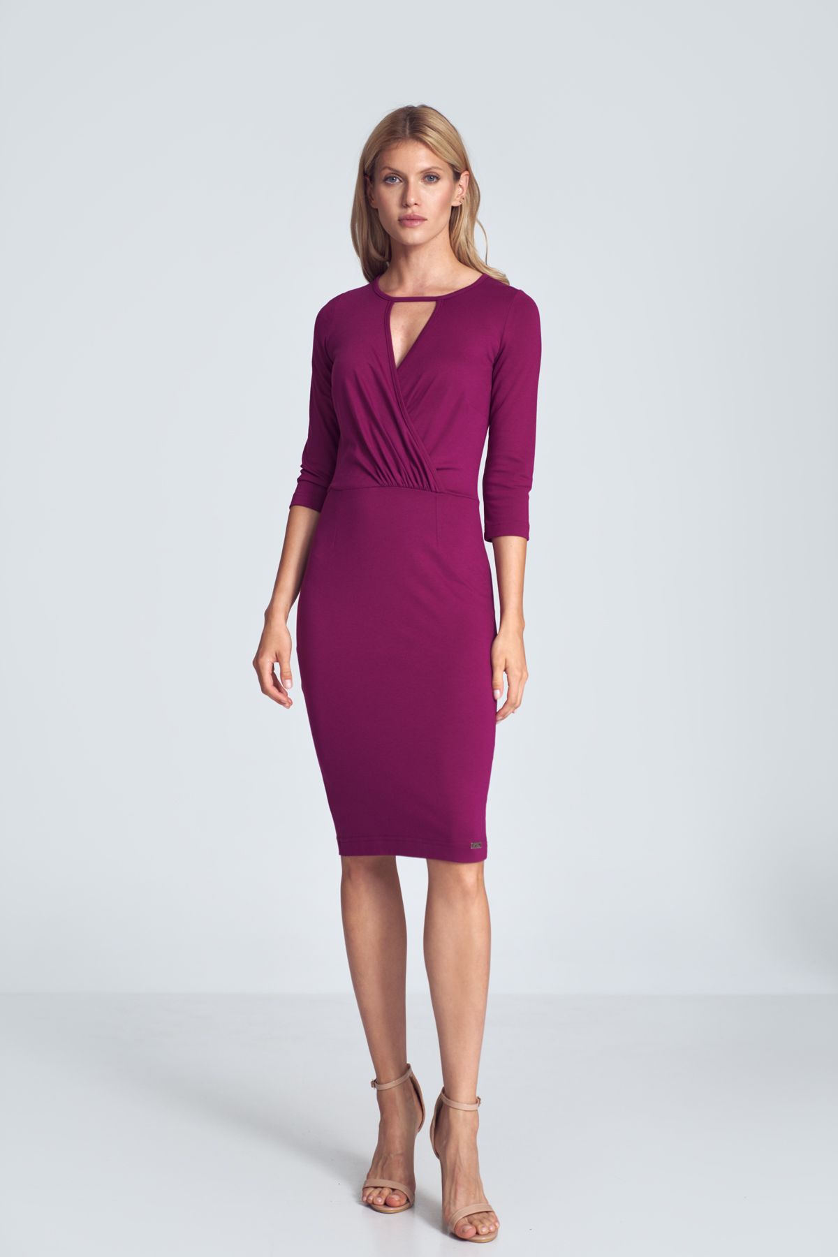 Fuchsia casual midi dress with wrap neckline finished with a decorative trim, pleats that emphasize the bust, stitched and creased at the waist. Sleeve ¾. Fastened at the back with a long covered zipper.