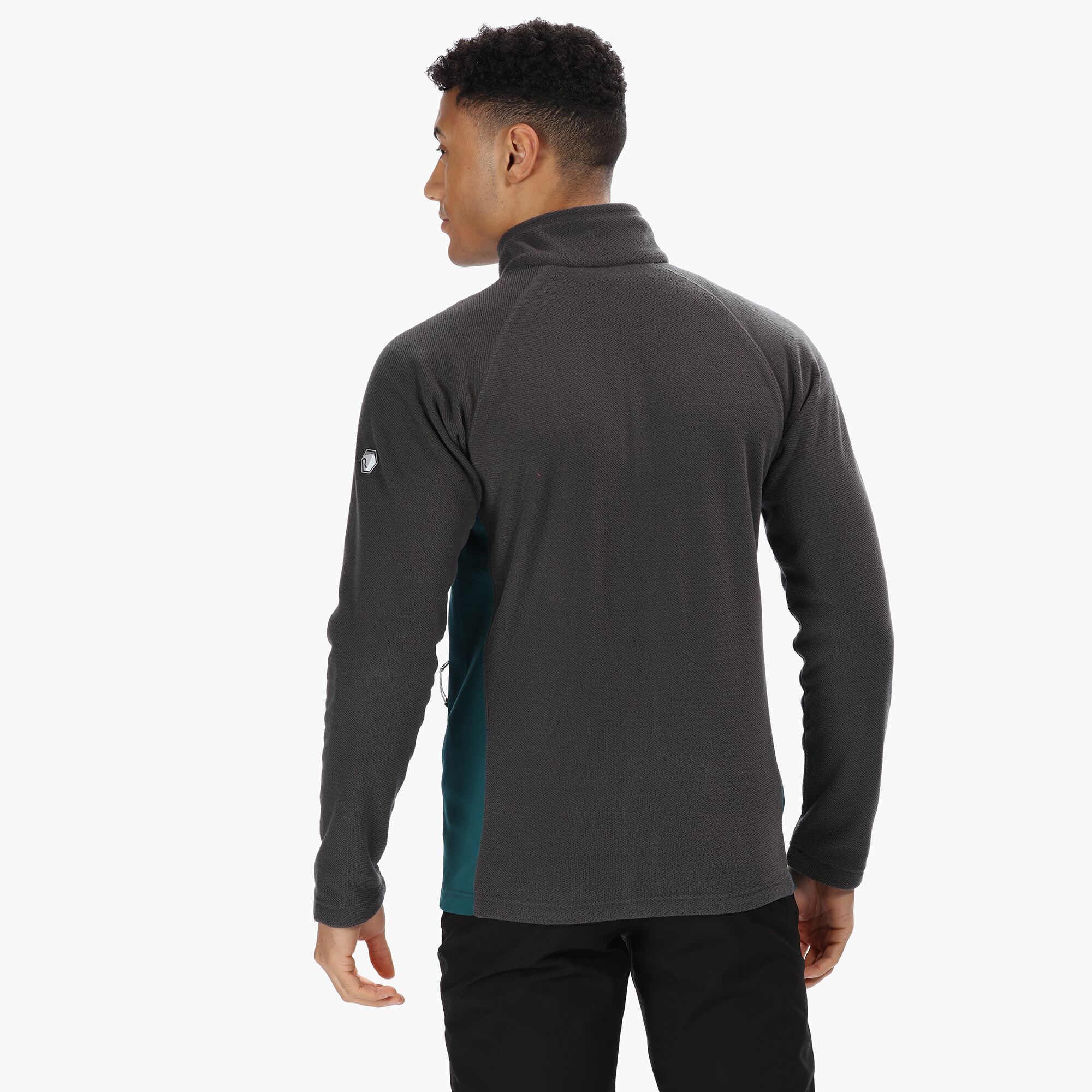 100% polyester. Made from honeycomb of 225gsm fleece fabric with quick drying EXTOL panels and a raglan sleeve design to sit smoothly under rucksacks. 2 zipped side pockets.