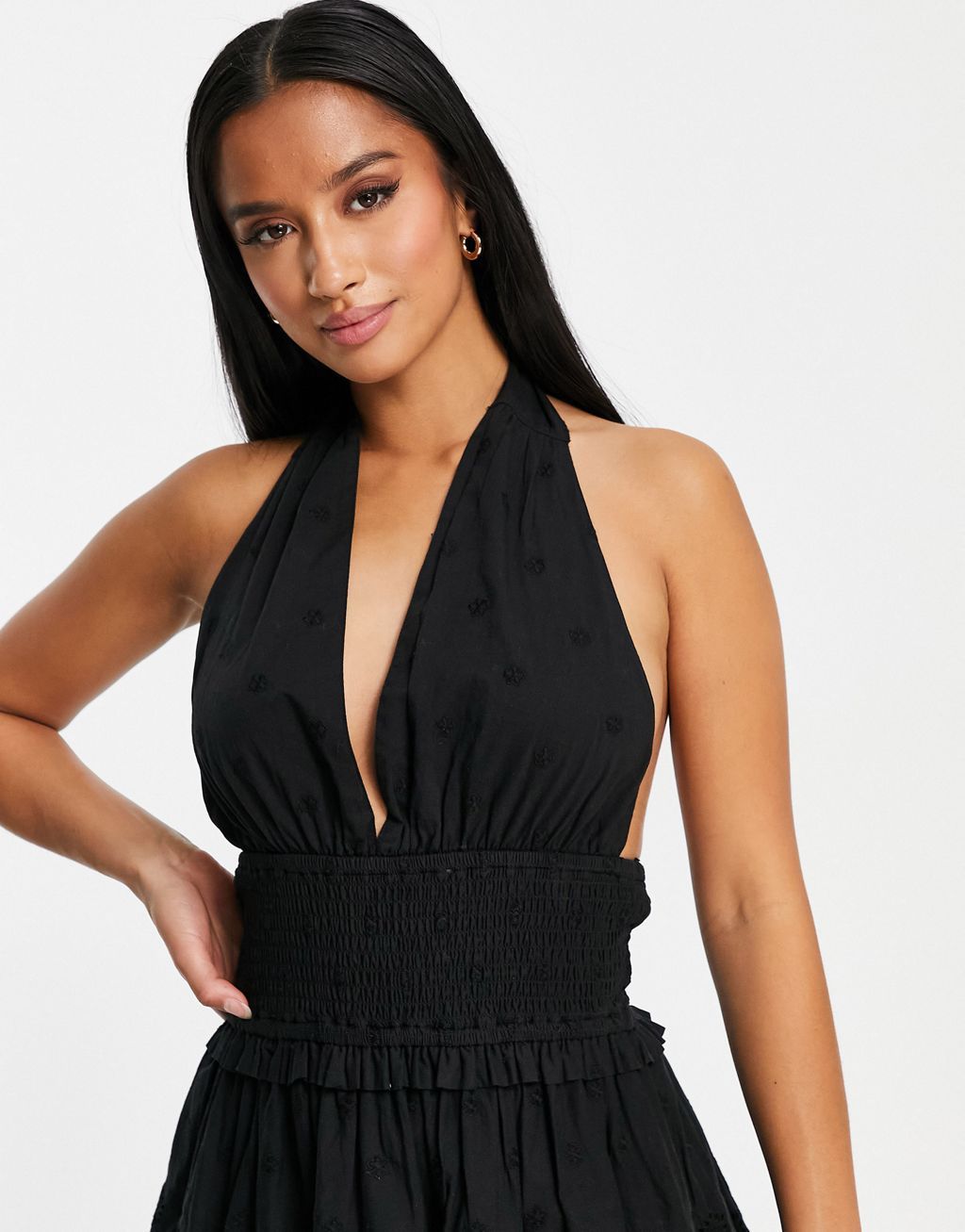 Petite dress by Miss Selfridge A round of applause for the dress Halterneck style Shirred, stretch waist Tiered skirt Tie-back fastening Regular fit Sold by Asos