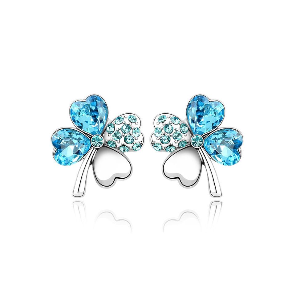 Clover Earrings made with Clear Blue Swarovski Crystal Element Mounting in 18K white gold plated Blue Crystal Swarovski Element White and blue crystal Dimension : 13 x 13 mm