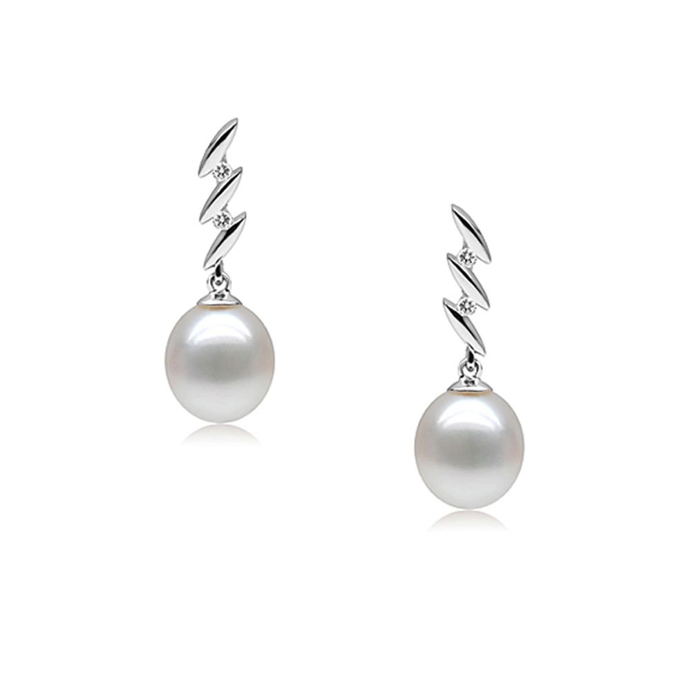 Freshwater Pearl and 925 Silver Earrings Composed of cultured pearls freshwater on a one in 925 silver set with stones CZ (Cubic Zirconia). Description: Pearl type: freshwater Coucleur: White Diameter: 8-8.5 mm Shape: Oval Grade: Very high Frame: 925 silver and CZ stone Length: 2 cm