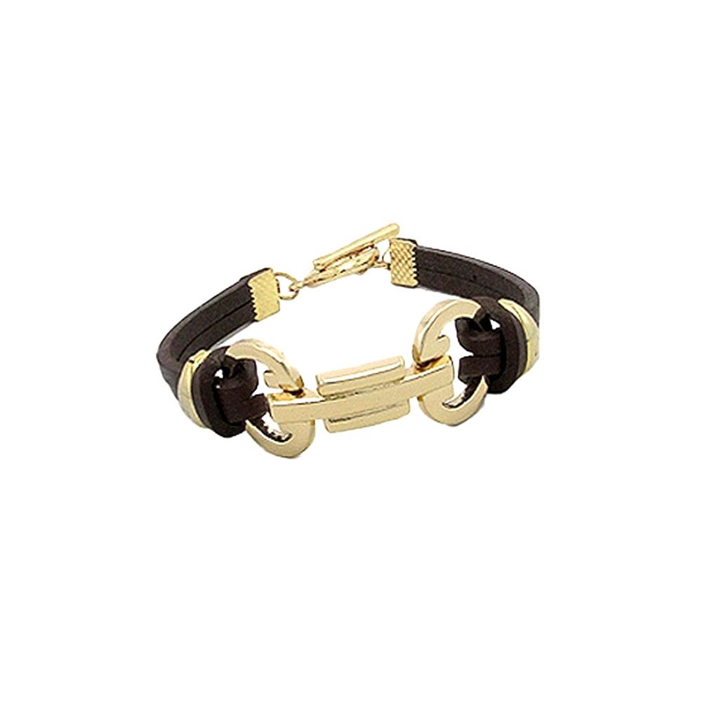 Brown Leather Bracelet and Steel This beautiful leather bracelet is composed of: - Elements stainless steel gold - Brown leather straps A jewel trend, refined and feminine! Dimensions Width: 20 mm Length: 18.75 cm Bracelet Color: Brown Clasp Type: toggle clasp Hurry quantities are limited !