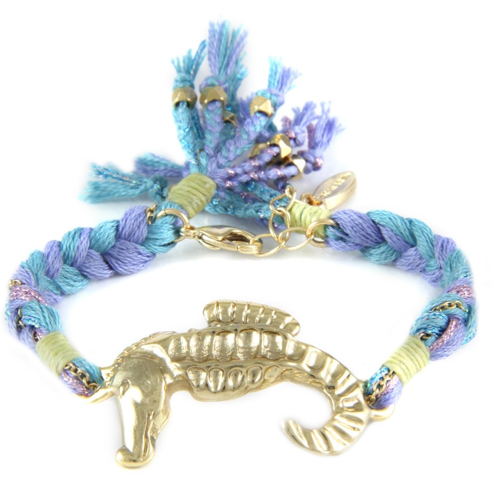 Ettika - Blue Ribbons and Yellow Gold Seahorse Bracelet This bracelet Ettika came from the United States, handmade is of outstanding quality. A seahorse plated yellow gold is at the center of the bracelet. Son of cotton and a small chain are braided and connected to the crystal. The son are colored light and dark blue and blue glitter. A wonderful message of peace and love or friendship to offer or afford! Combine with other Ettika bracelets for a colorful effect and vitamin superposition! Frame plated yellow gold. Closure: Snap with adjustable chain (2 cm) Length: 15 cm Width: 1.5 cm Seahorse dimensions: 3.5 cm x 2.5 cm Cotton: Light Blue and Dark Blue and glittery - Ettika is a registered after the California sun. Its designers offer unique collections and send a message in their own way. All models are handmade and offer different materials and quality. In the United States, Stars like Eva Longoria, Jessica Alba and Bar Refaeli are fighting over, this is an essential accessory for the summer!